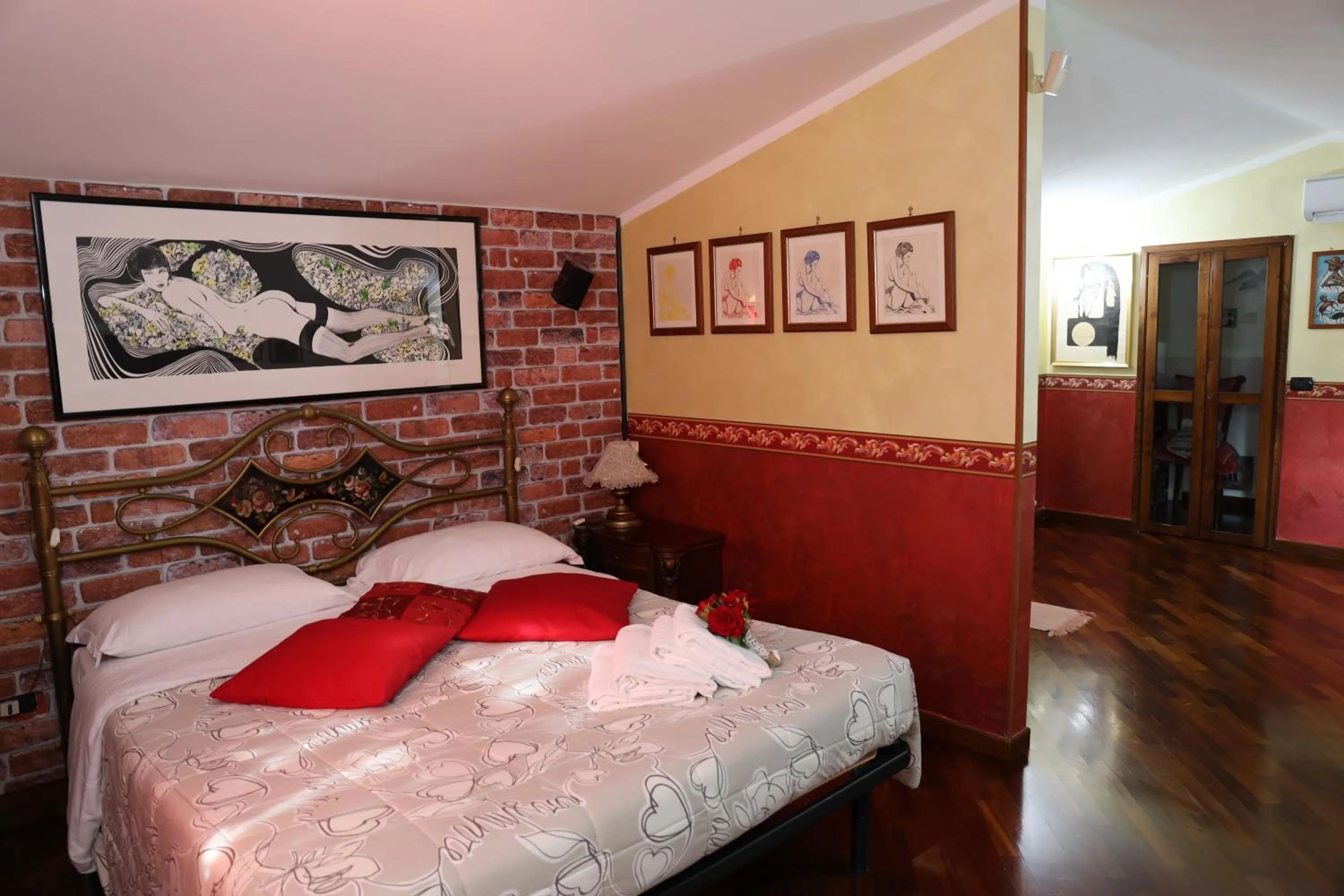 Photo of the whole room, Bed in Paoline's suite in villa