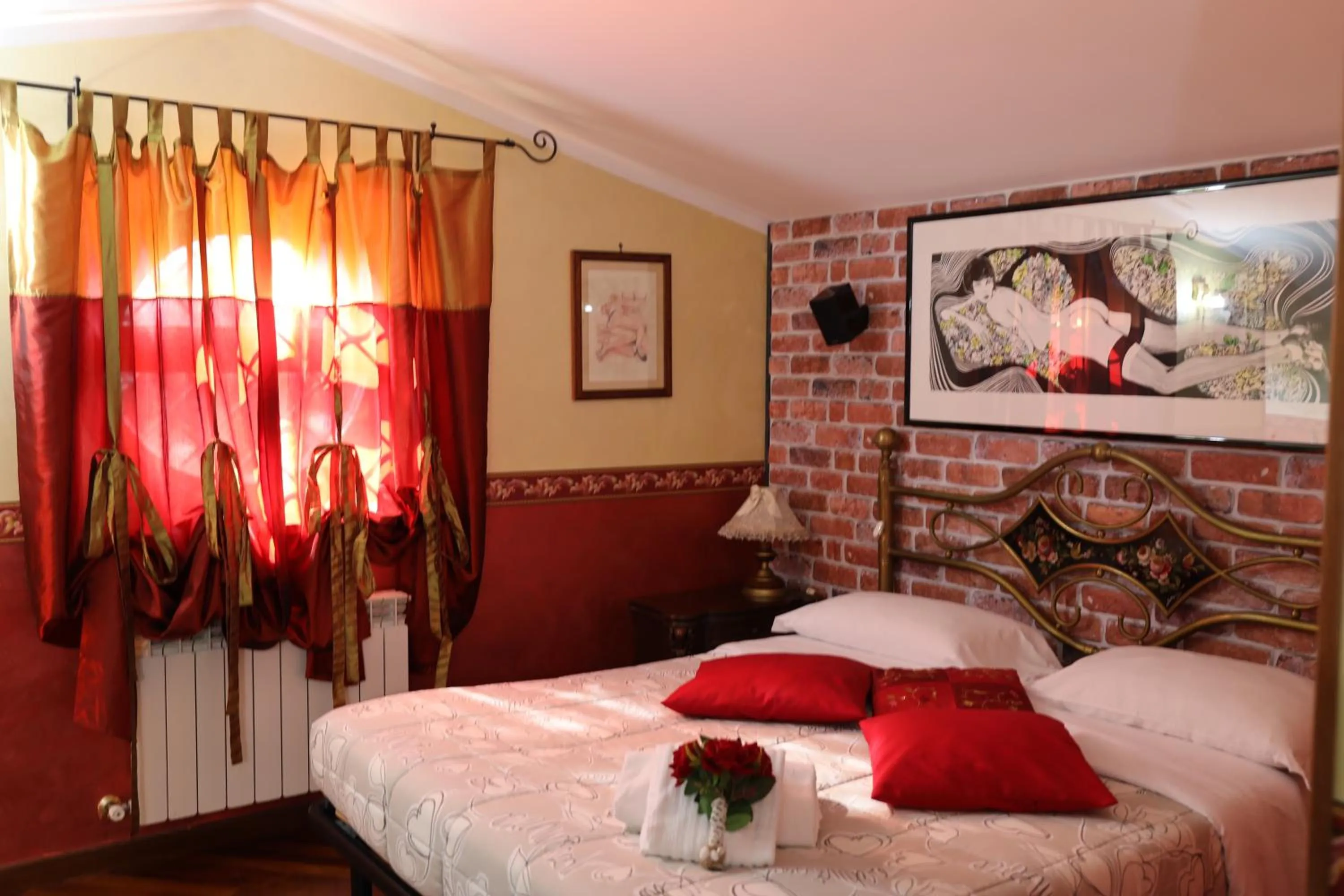 Photo of the whole room, Bed in Paoline's suite in villa