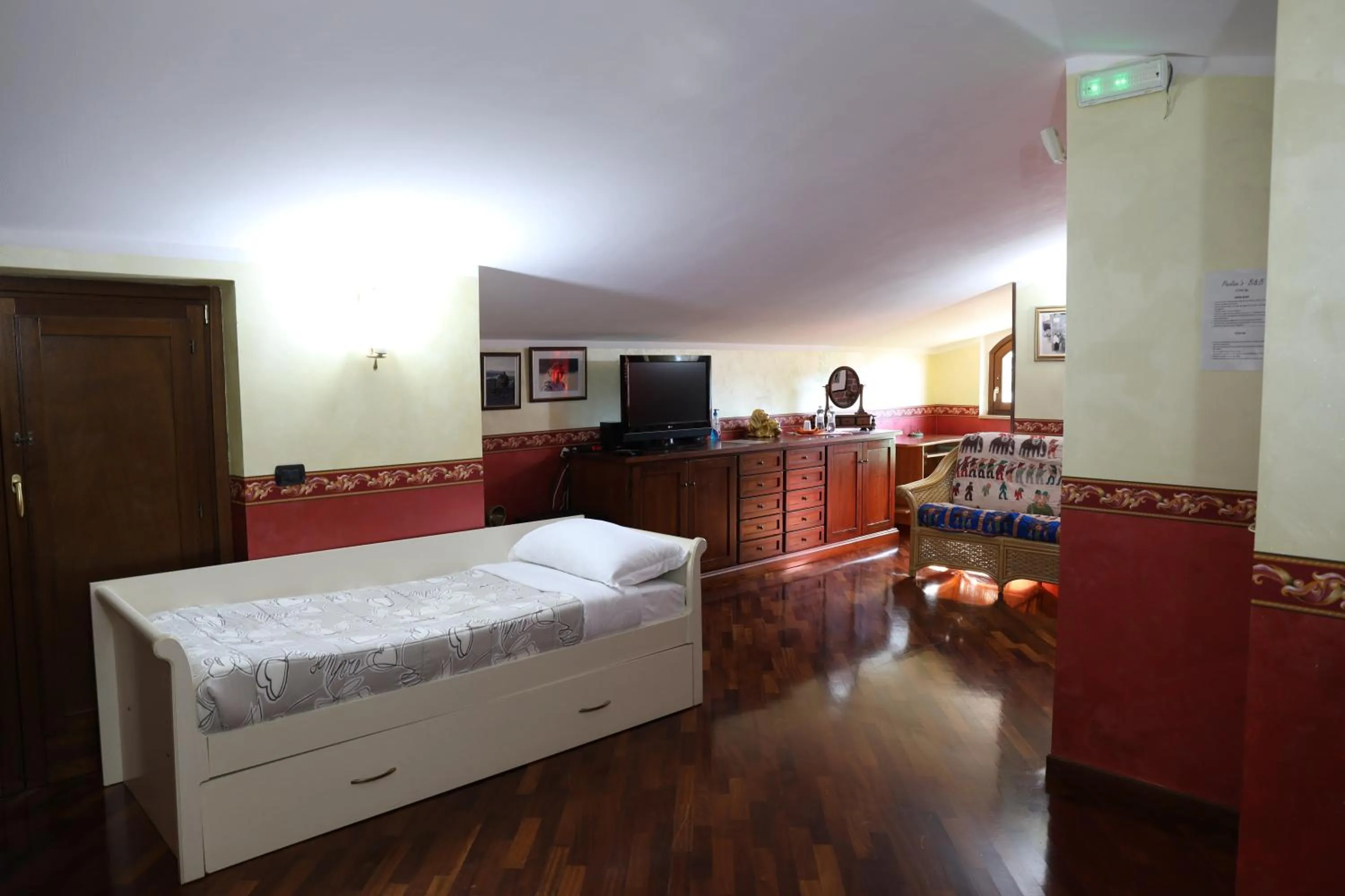 Photo of the whole room, Bed in Paoline's suite in villa