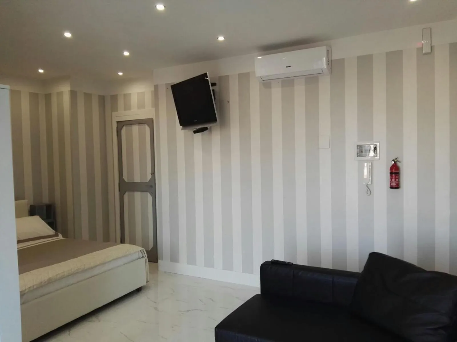 TV and multimedia, Bed in B&B Pescara Centro Luxury Suite