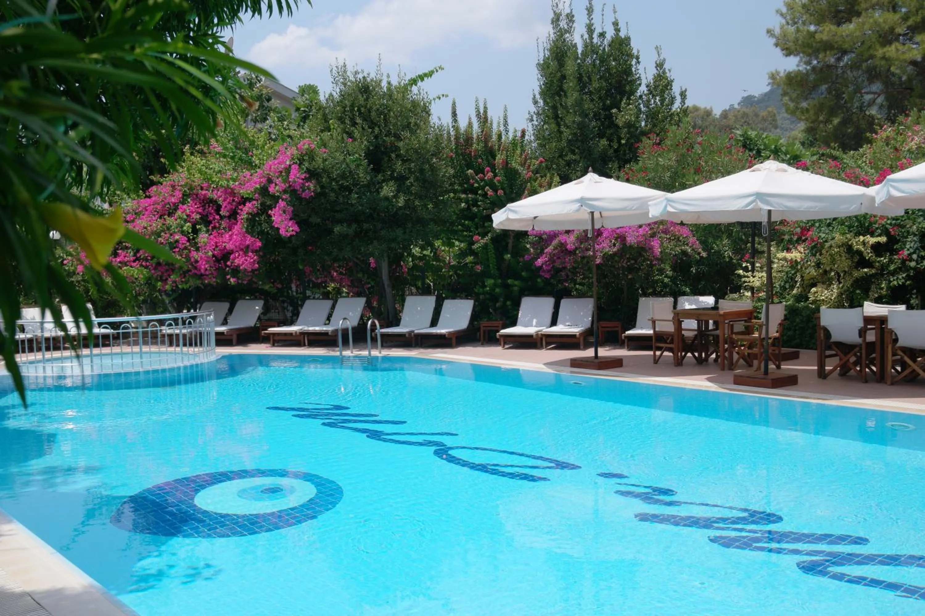 Restaurant/places to eat in Mr. Dim Exclusive Apart Hotel