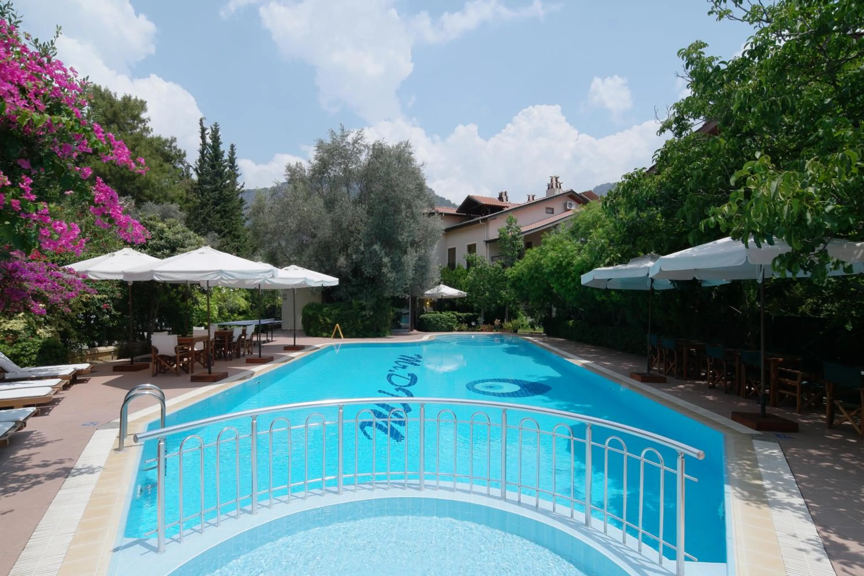 Summer in Mr. Dim Exclusive Apart Hotel