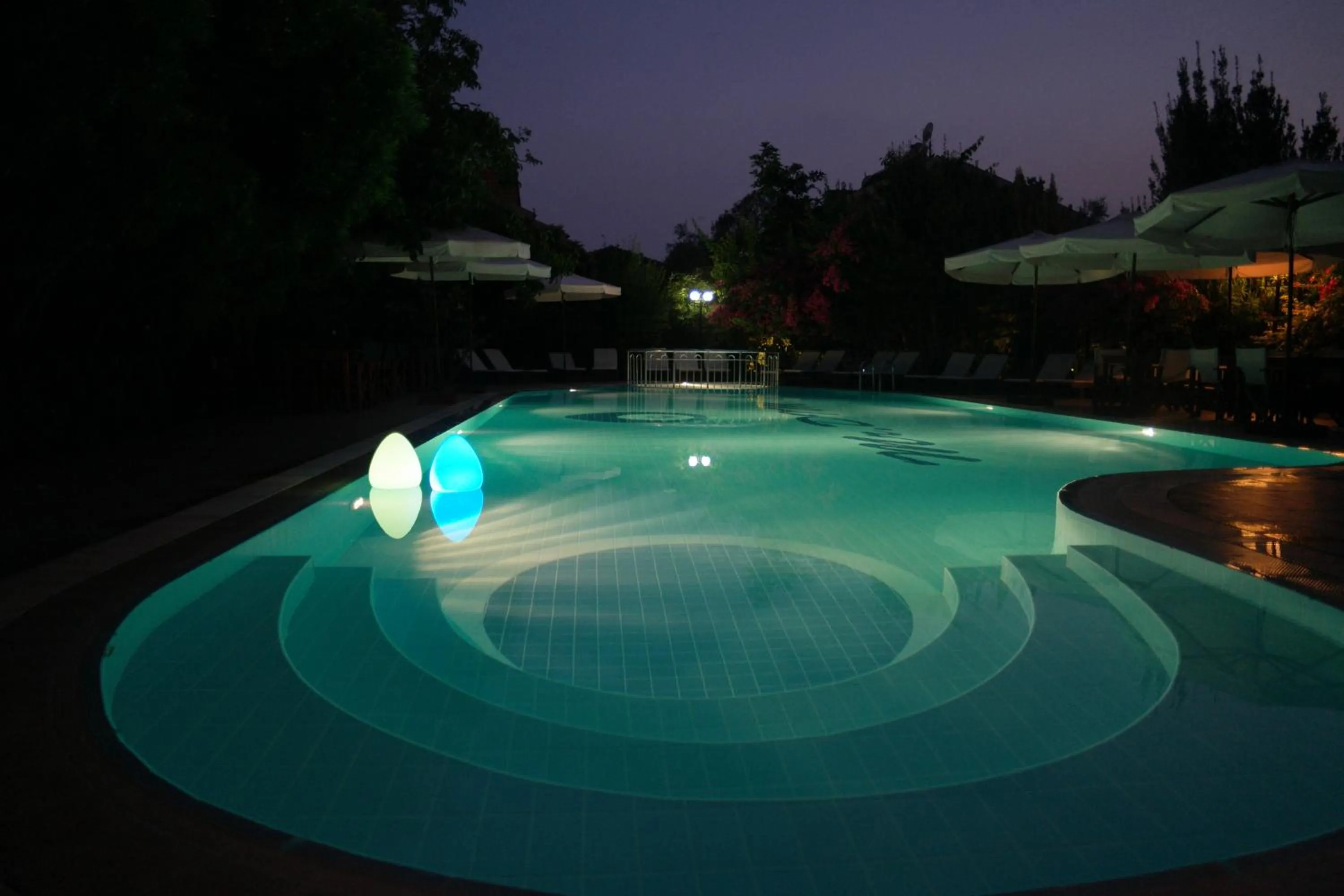 Night in Mr. Dim Exclusive Apart Hotel