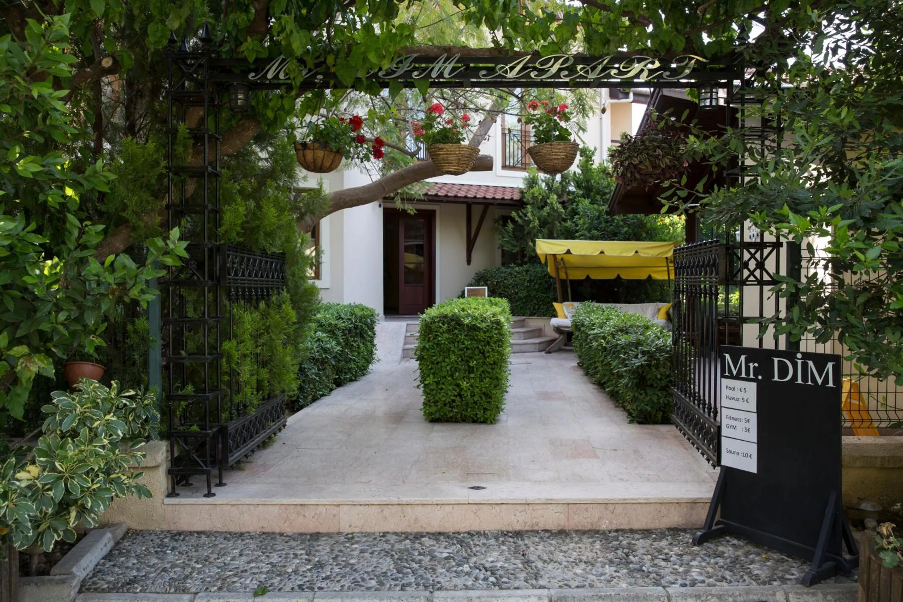 Facade/entrance in Mr. Dim Exclusive Apart Hotel