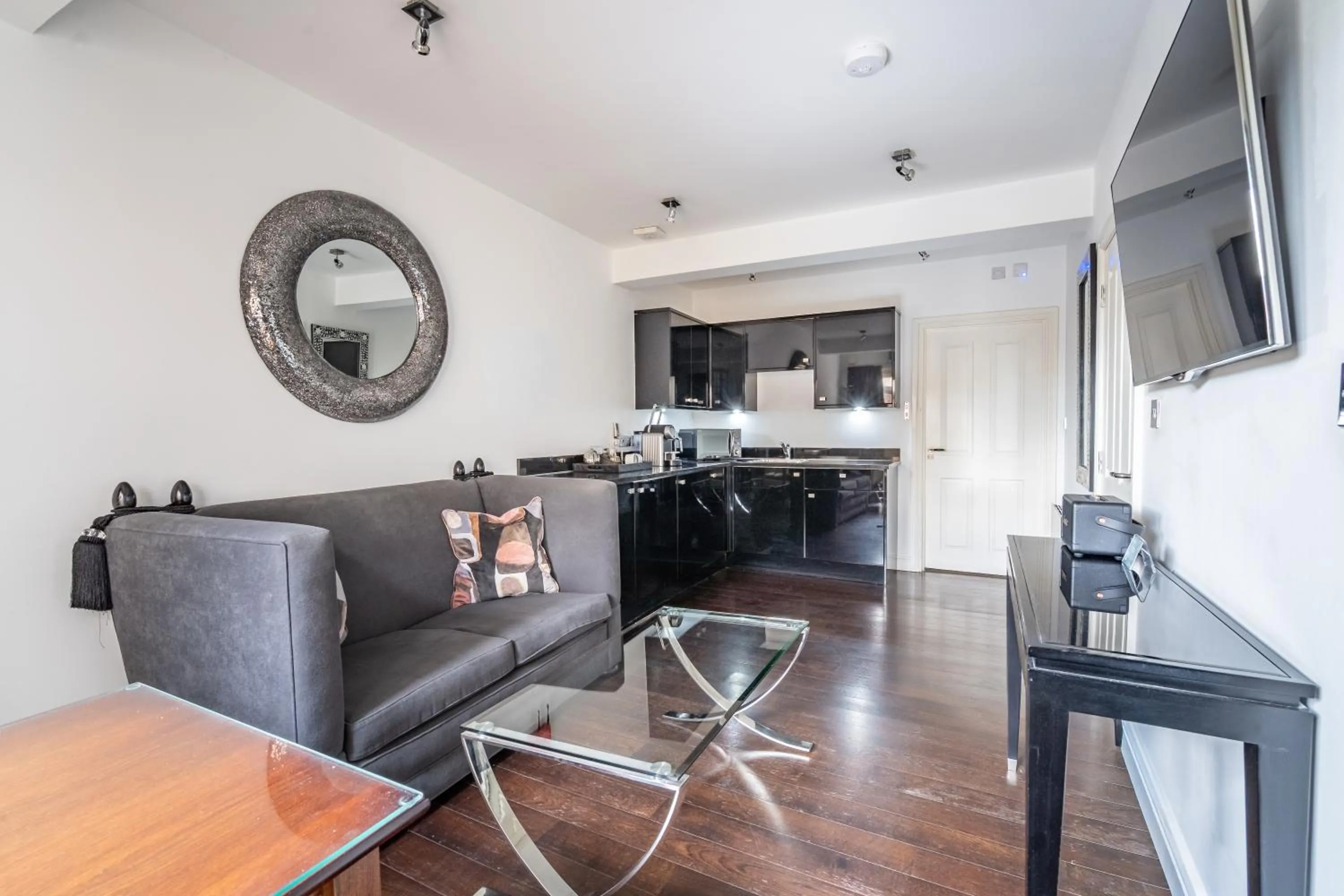 TV and multimedia in Strozzi Palace Suites by Mansley