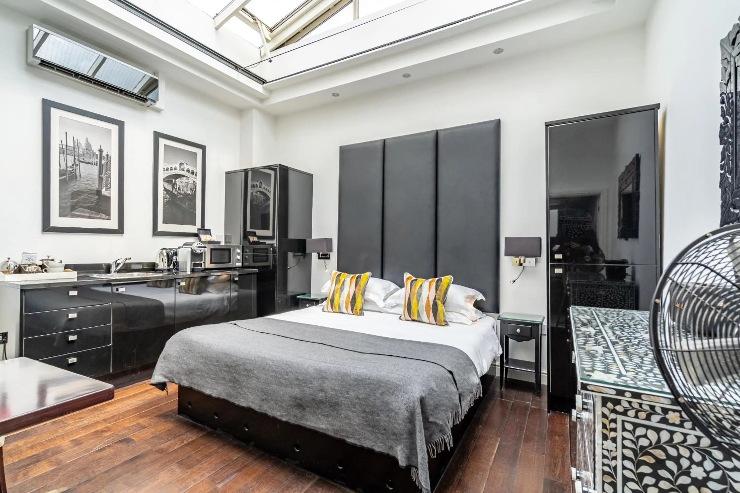 Photo of the whole room, Bed in Strozzi Palace Suites by Mansley