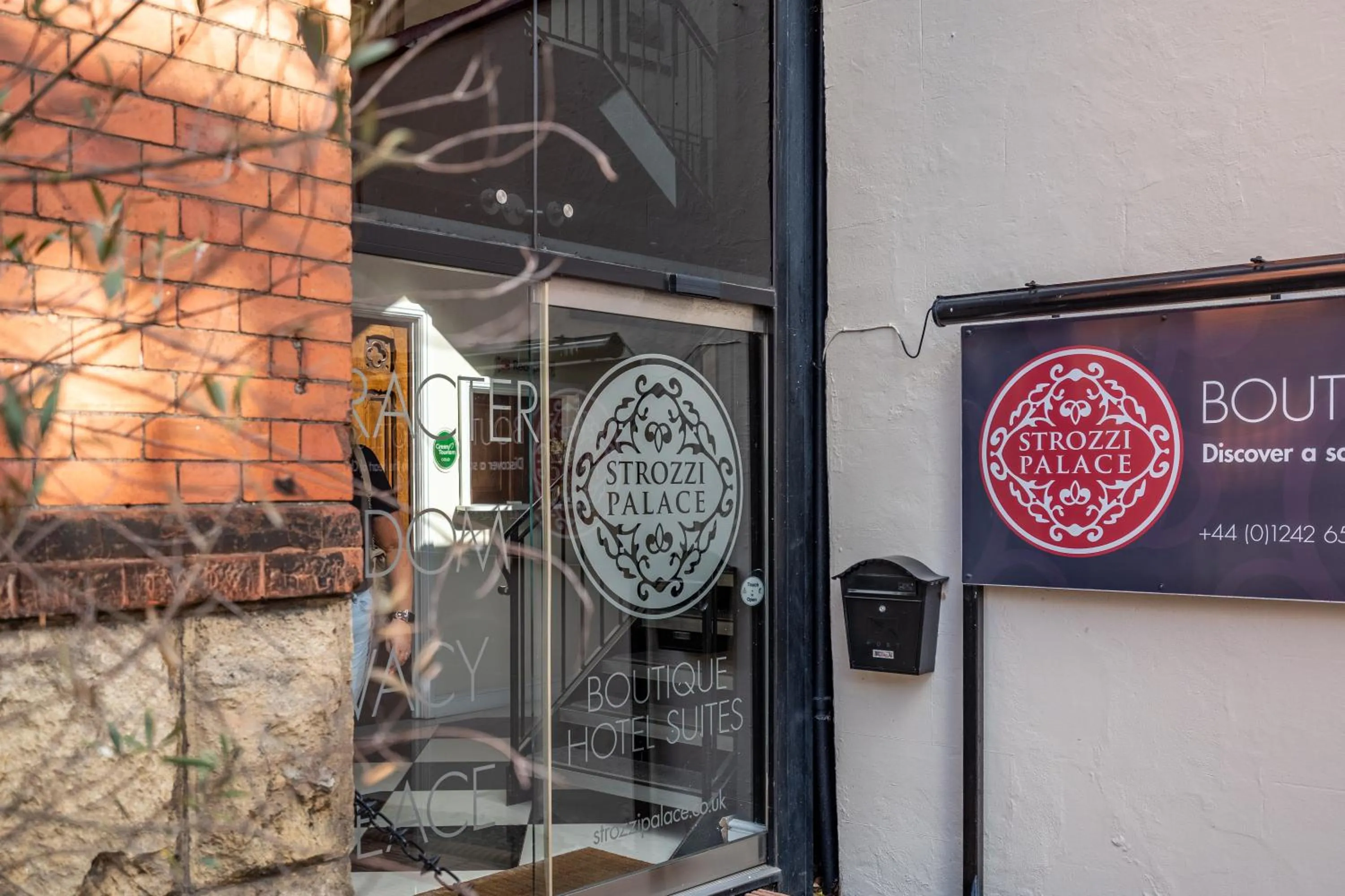 Logo/Certificate/Sign in Strozzi Palace Suites by Mansley