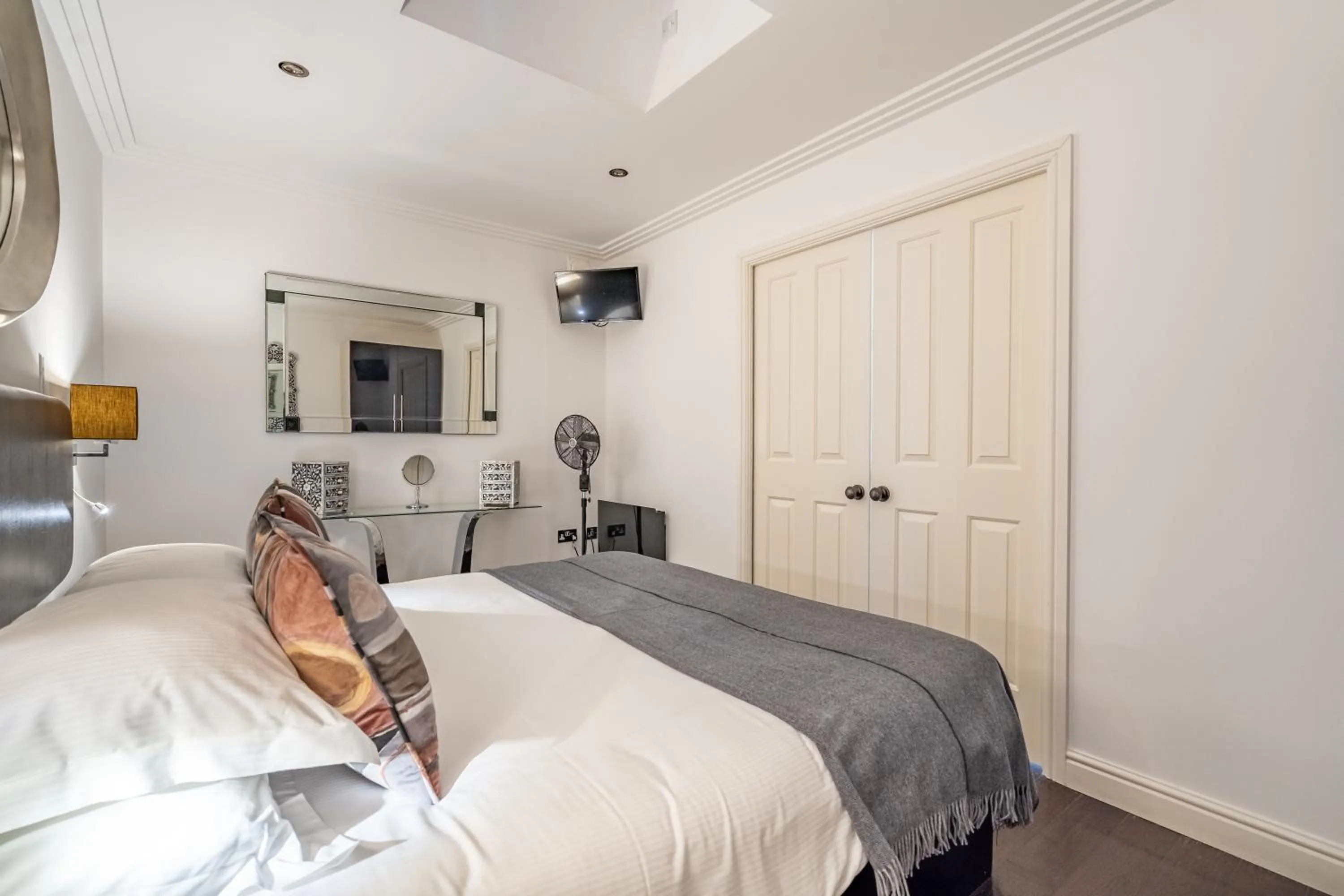 Bedroom, Bed in Strozzi Palace Suites by Mansley