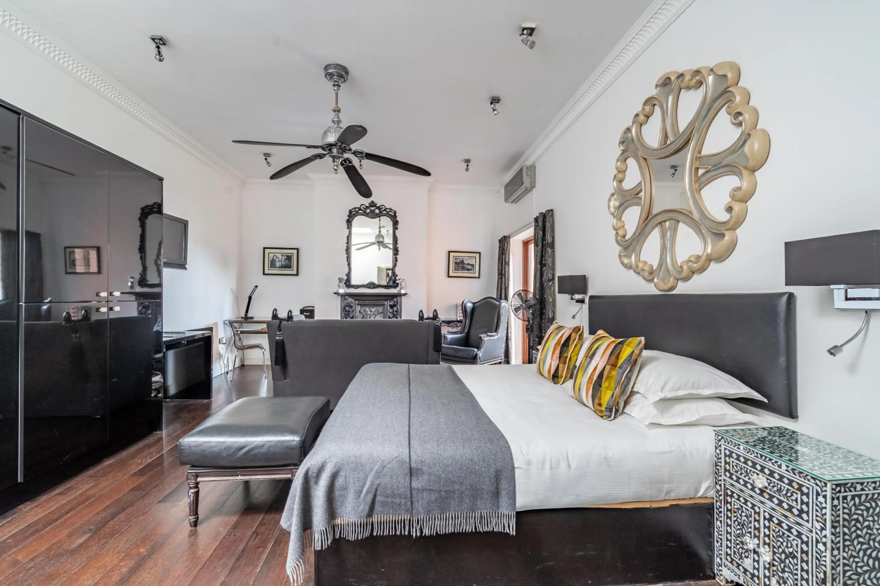 Kitchen or kitchenette, Bed in Strozzi Palace Suites by Mansley