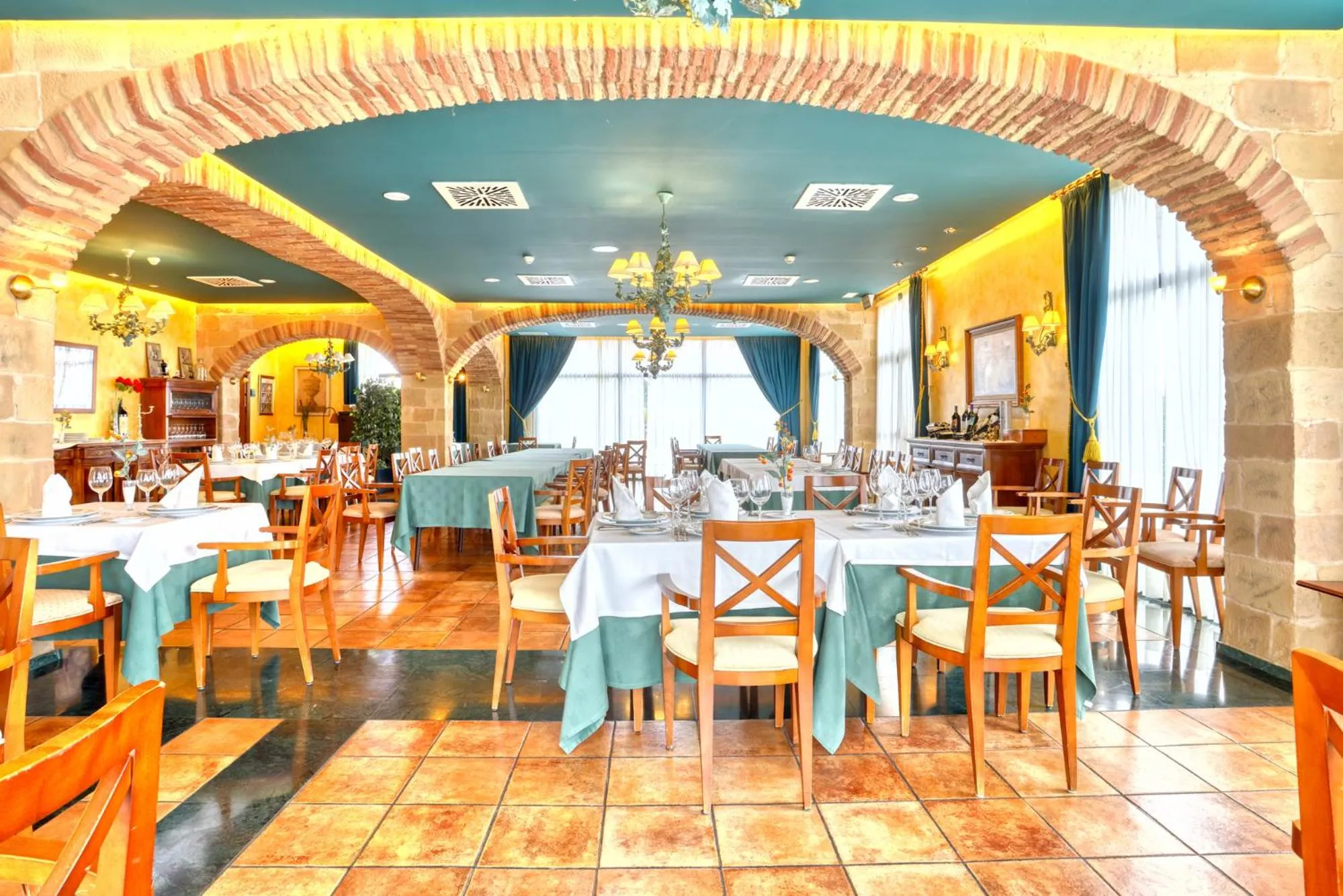 Restaurant/places to eat in Hotel Villa De Almazan