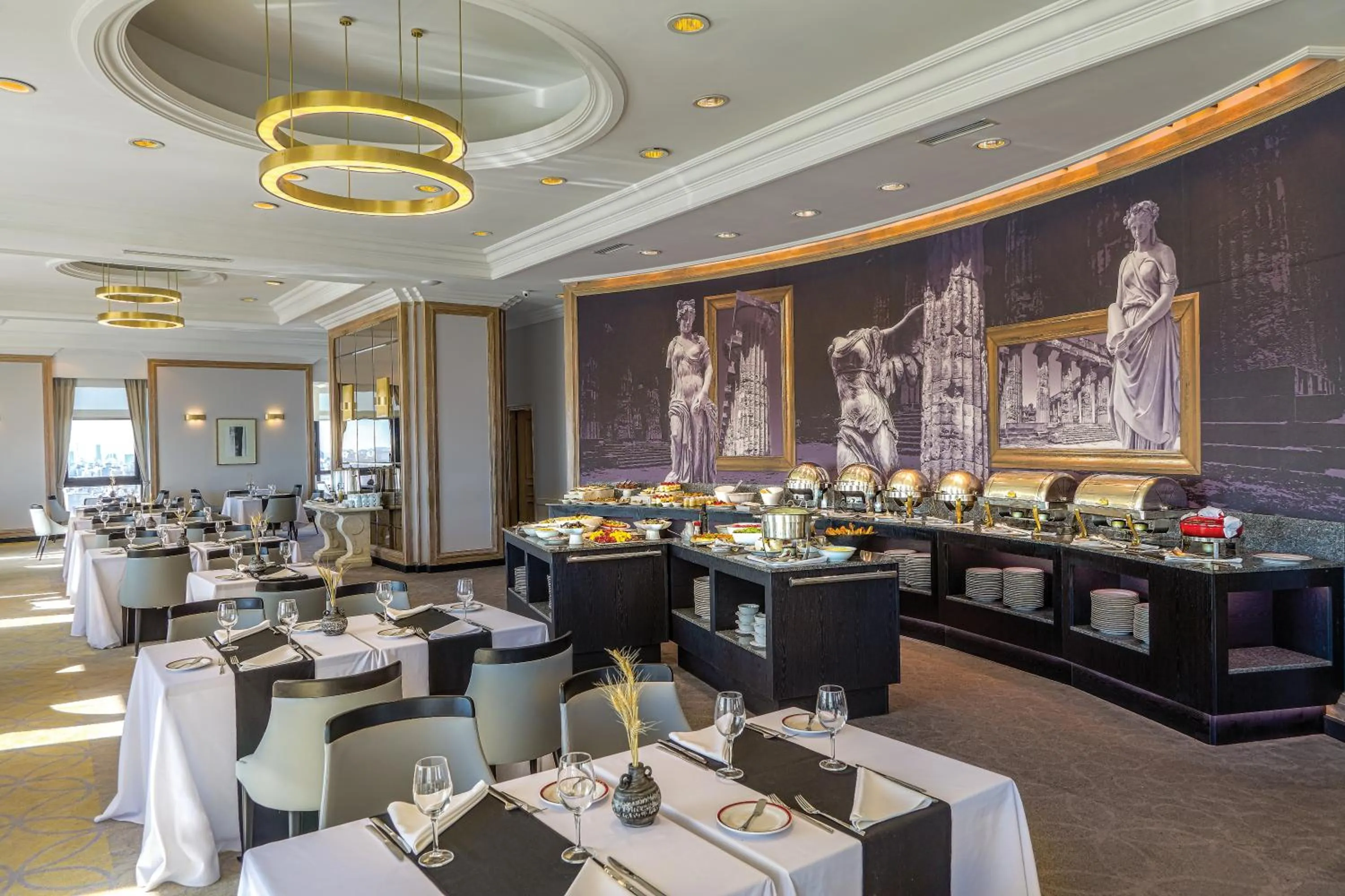 Restaurant/places to eat in Radisson Montevideo Victoria Plaza Hotel