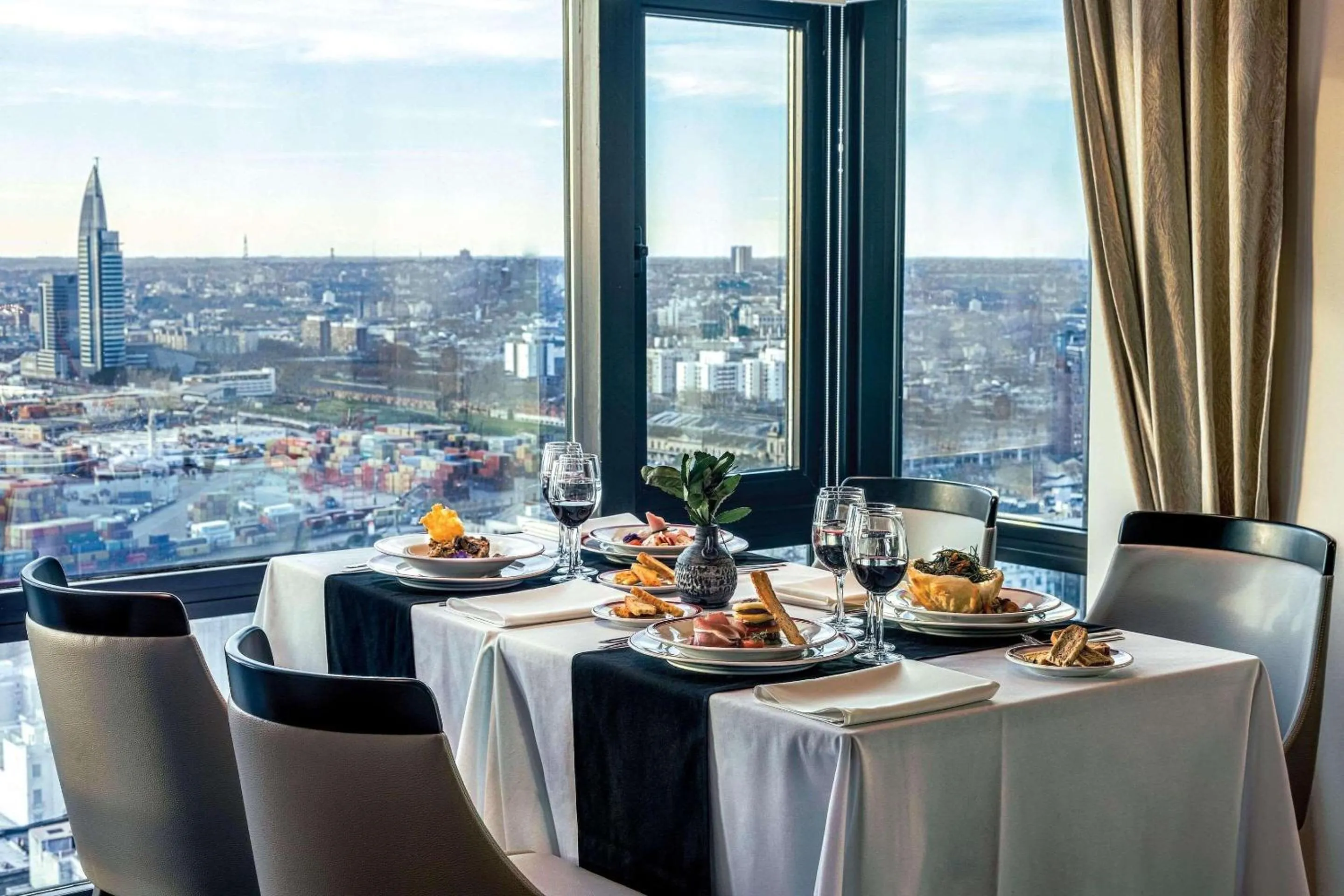 Restaurant/places to eat in Radisson Montevideo Victoria Plaza Hotel