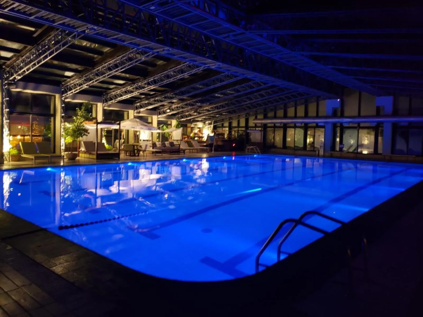 Swimming pool in Radisson Montevideo Victoria Plaza Hotel