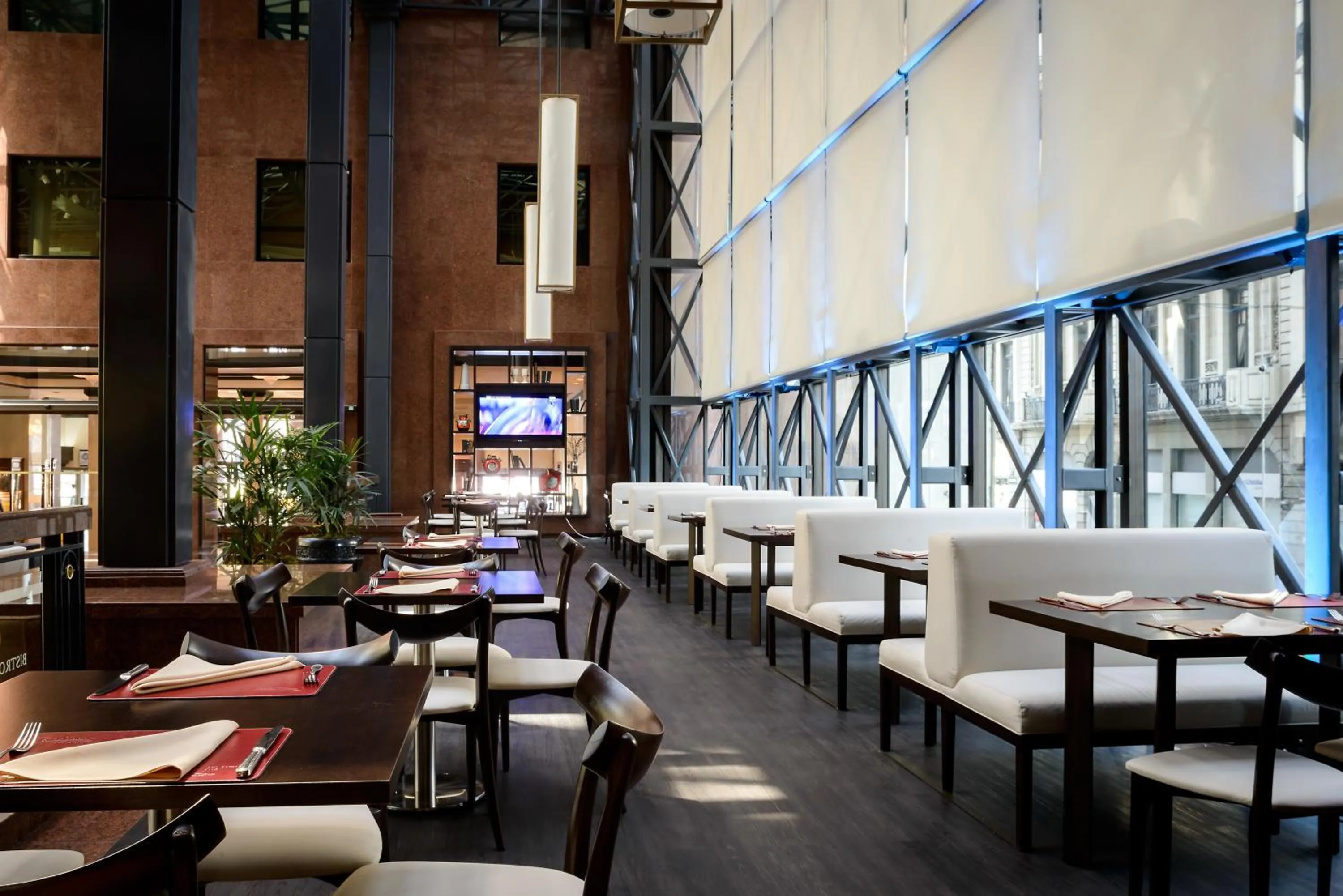 Lounge or bar in Radisson Montevideo Victoria Plaza Hotel