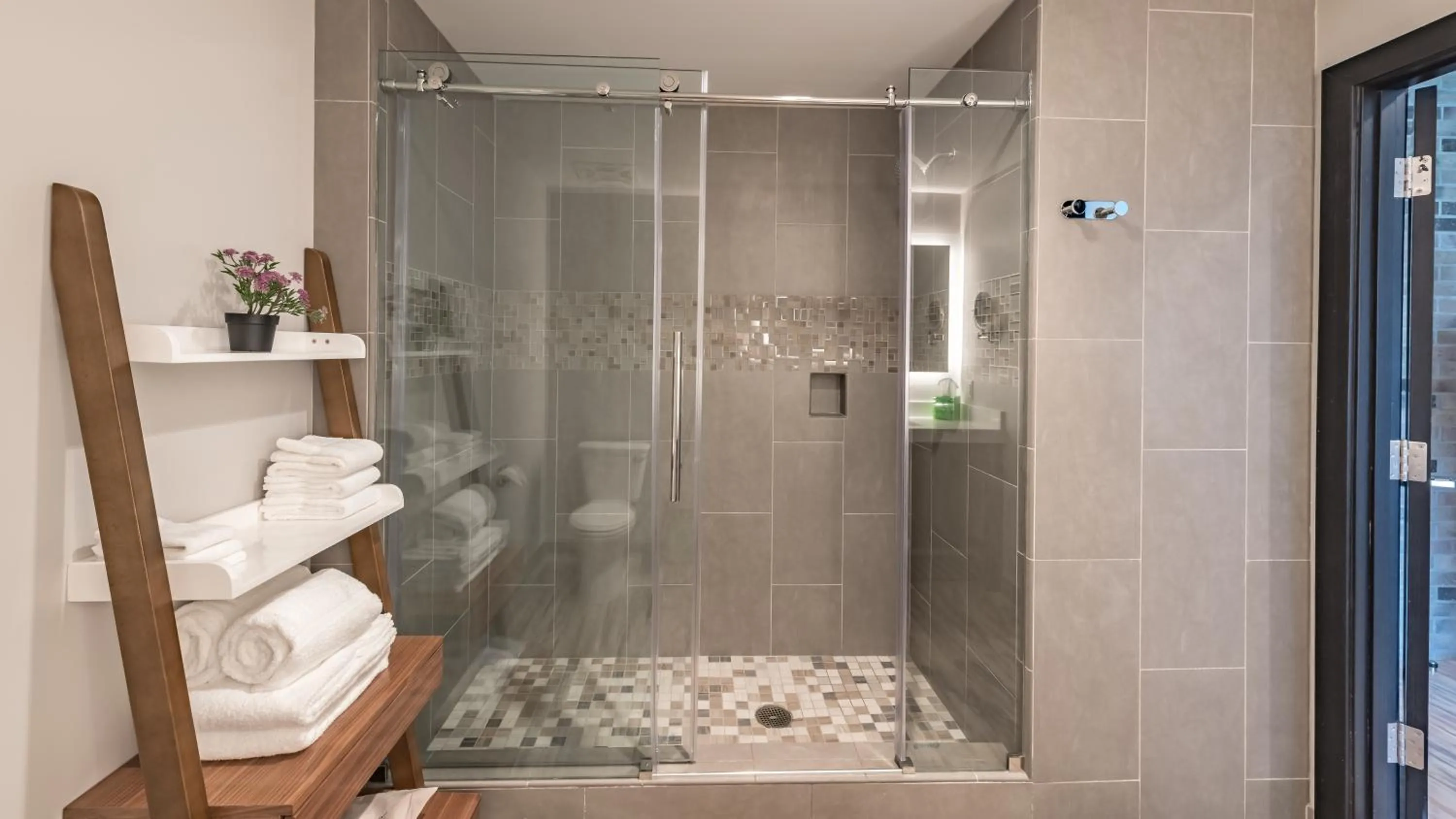 Bathroom in Lexen Hotel - North Hollywood Near Universal Studios