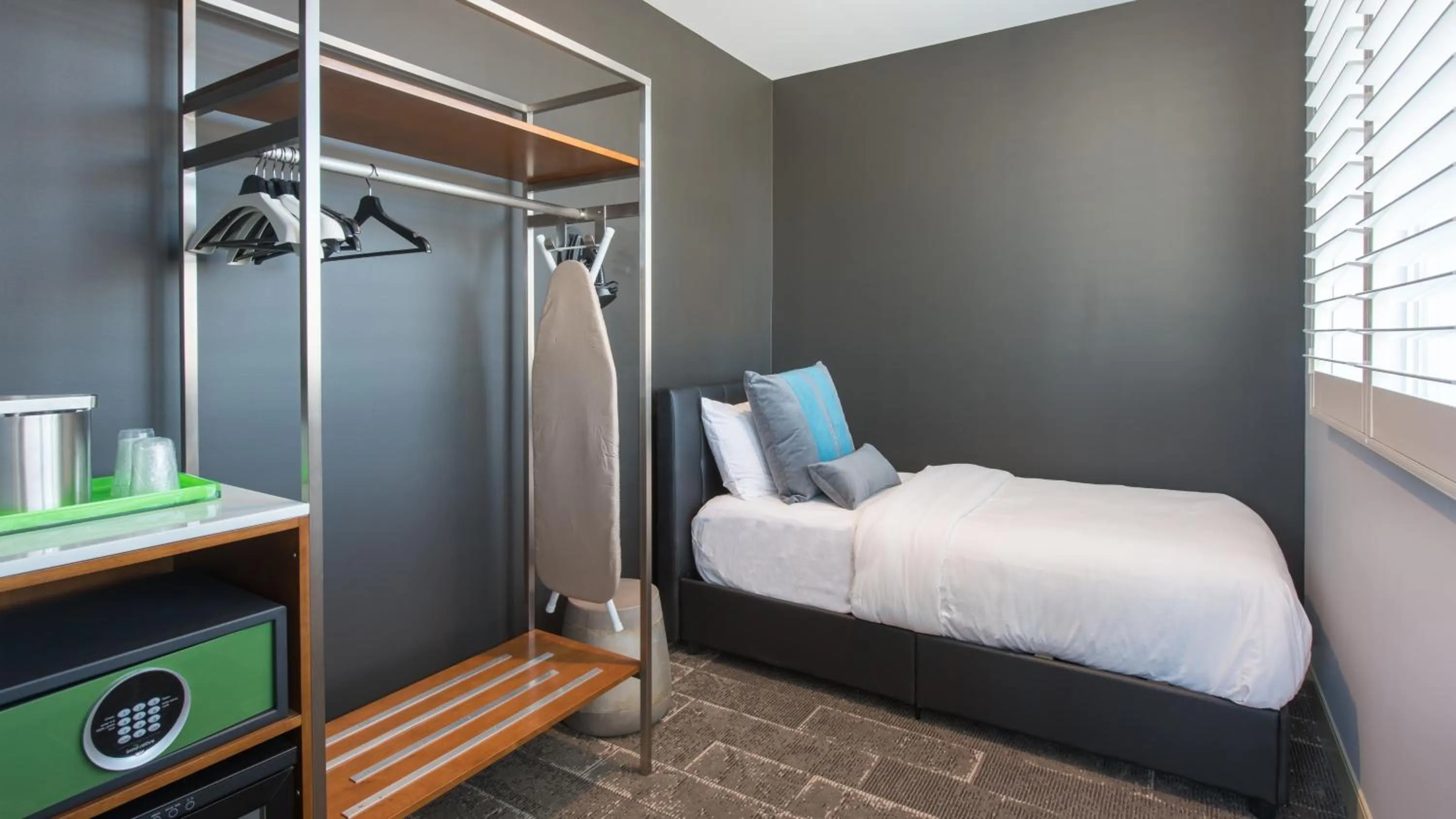 Bed in Lexen Hotel - North Hollywood Near Universal Studios