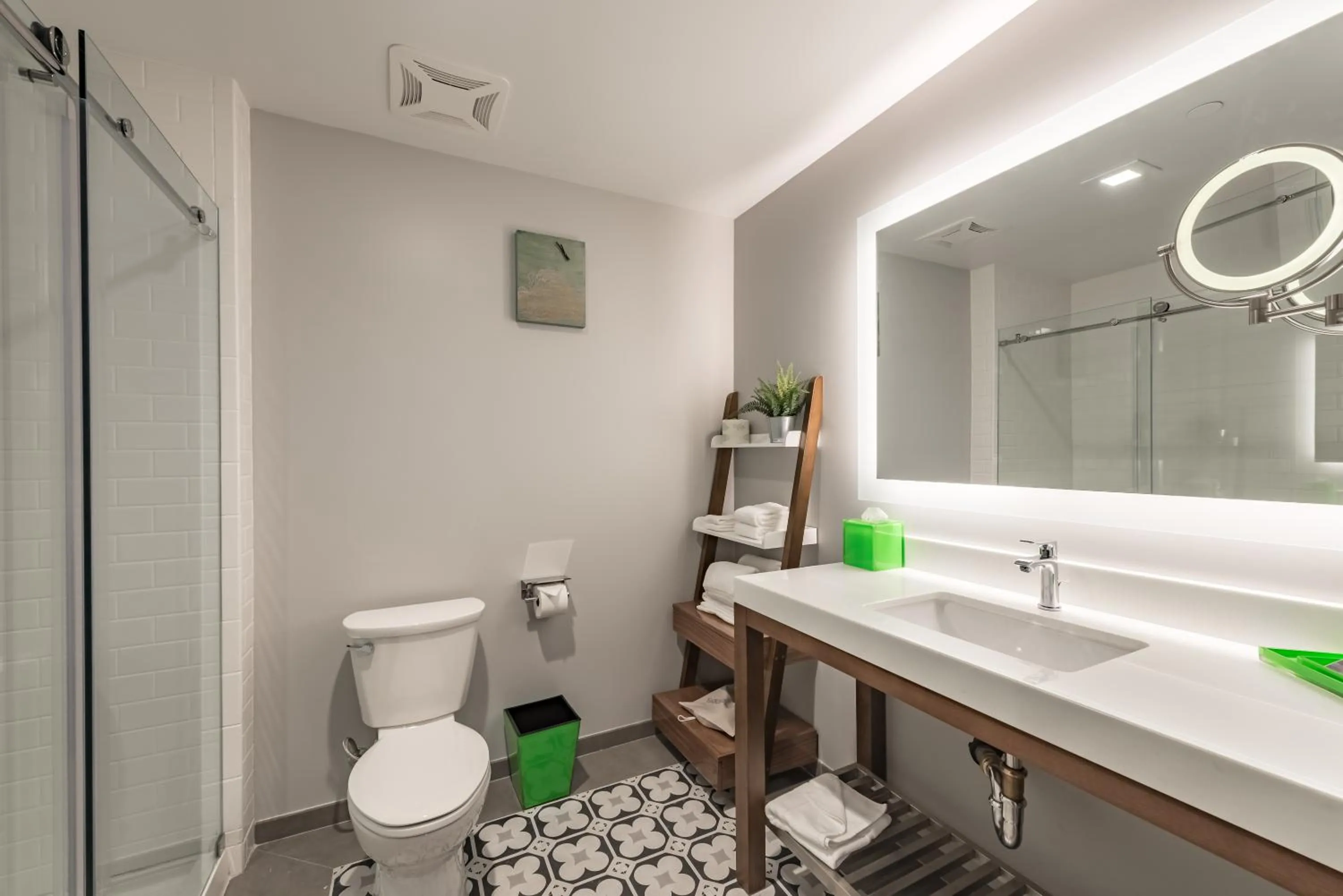 Bathroom in Lexen Hotel - North Hollywood Near Universal Studios