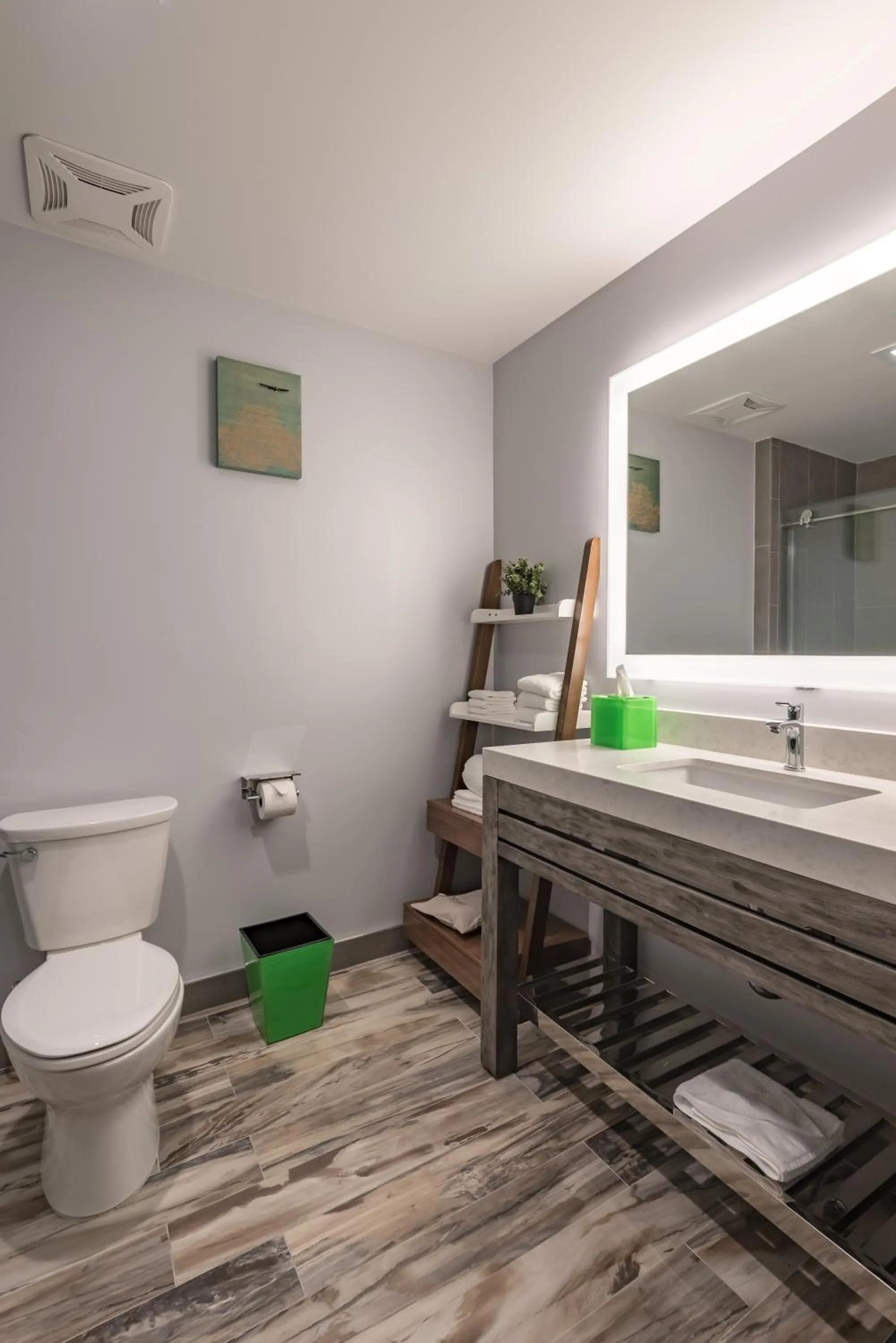 Bathroom in Lexen Hotel - North Hollywood Near Universal Studios