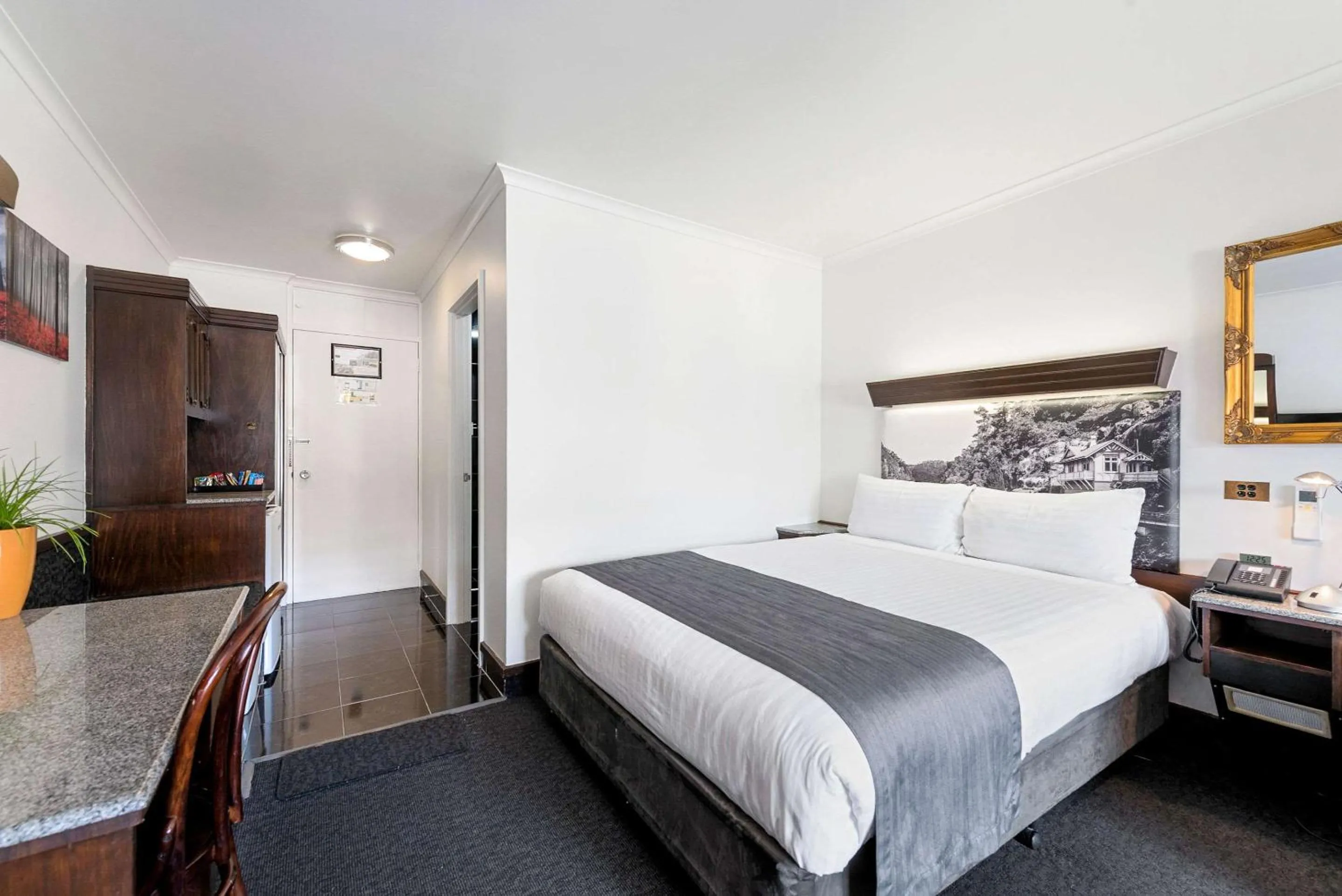 Bedroom, Bed in Quality Hotel Colonial Launceston