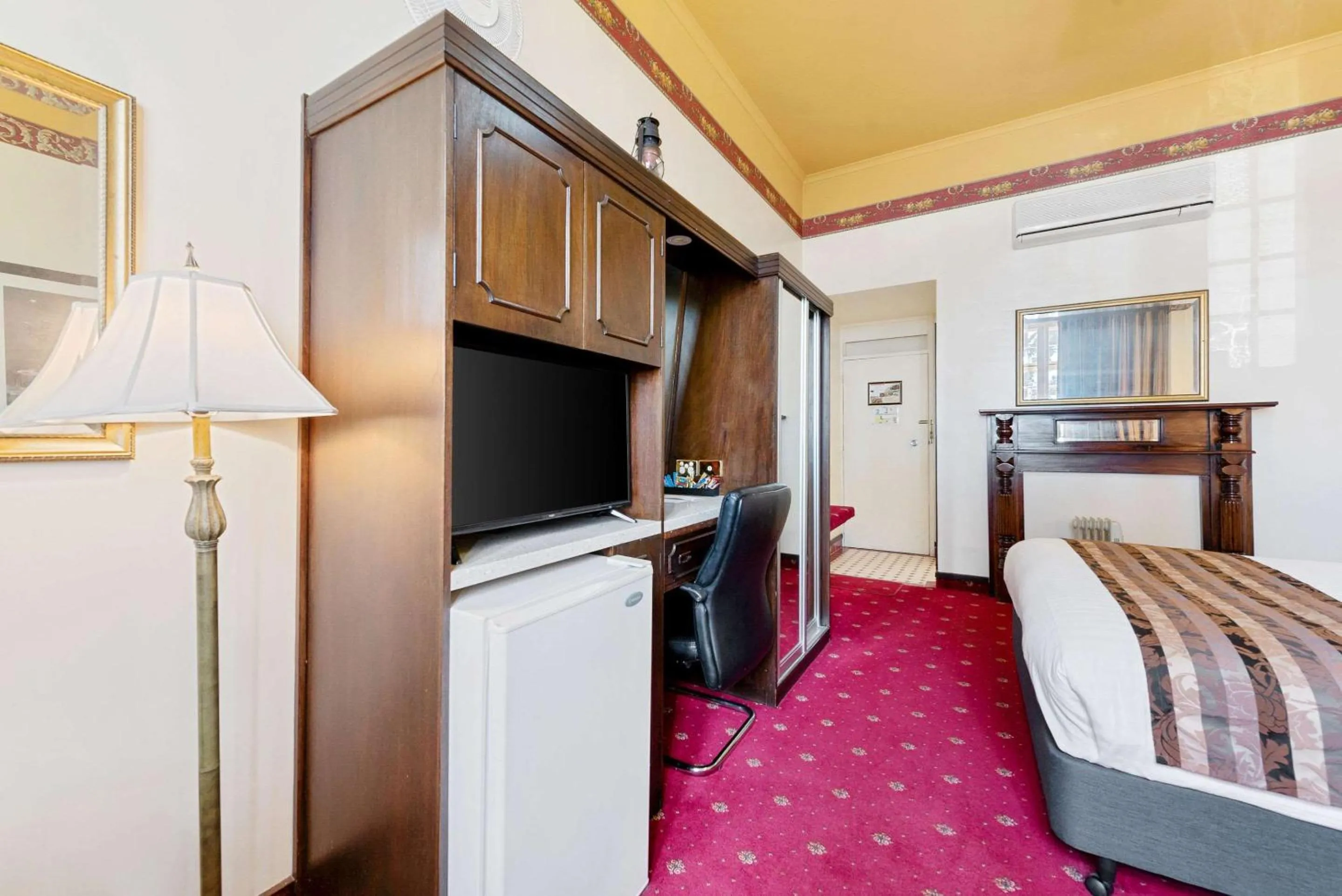 Bedroom, Bed in Quality Hotel Colonial Launceston