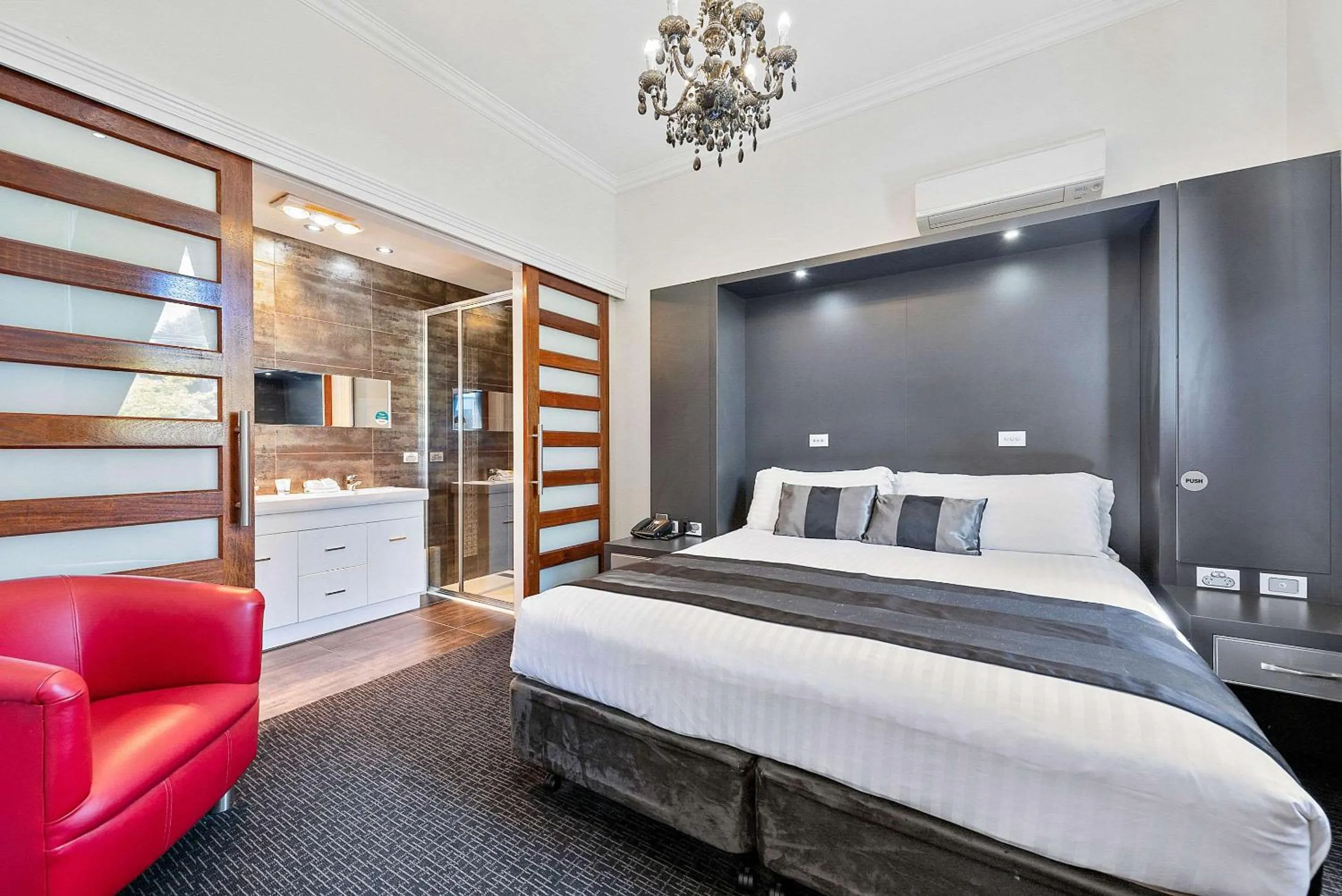 Bedroom, Bed in Quality Hotel Colonial Launceston