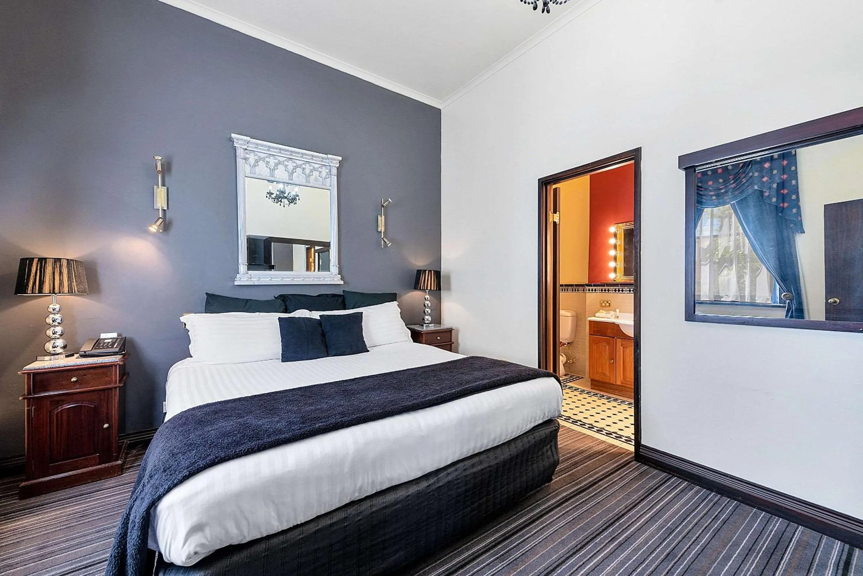 Bedroom, Bed in Quality Hotel Colonial Launceston