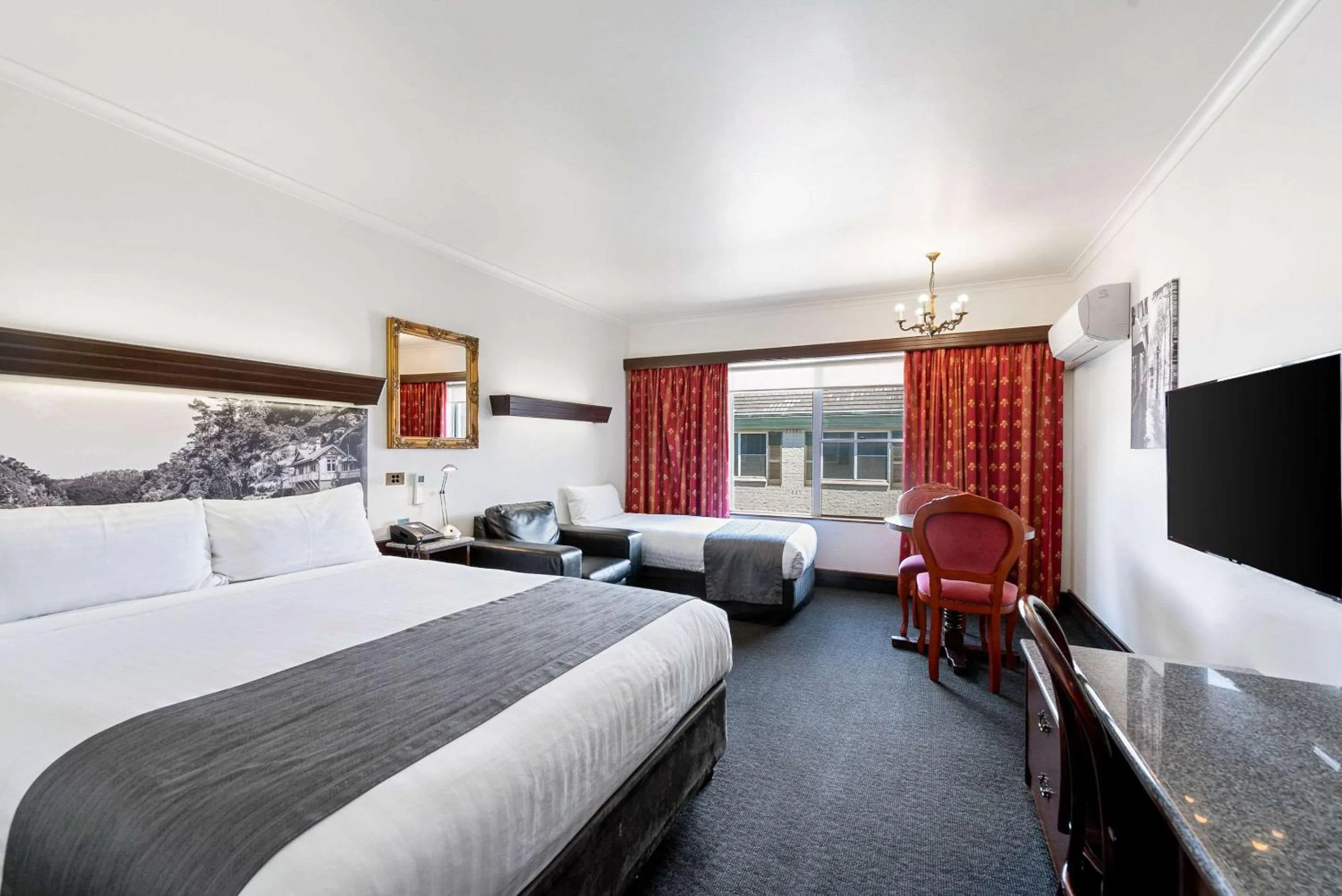Bedroom, Bed in Quality Hotel Colonial Launceston