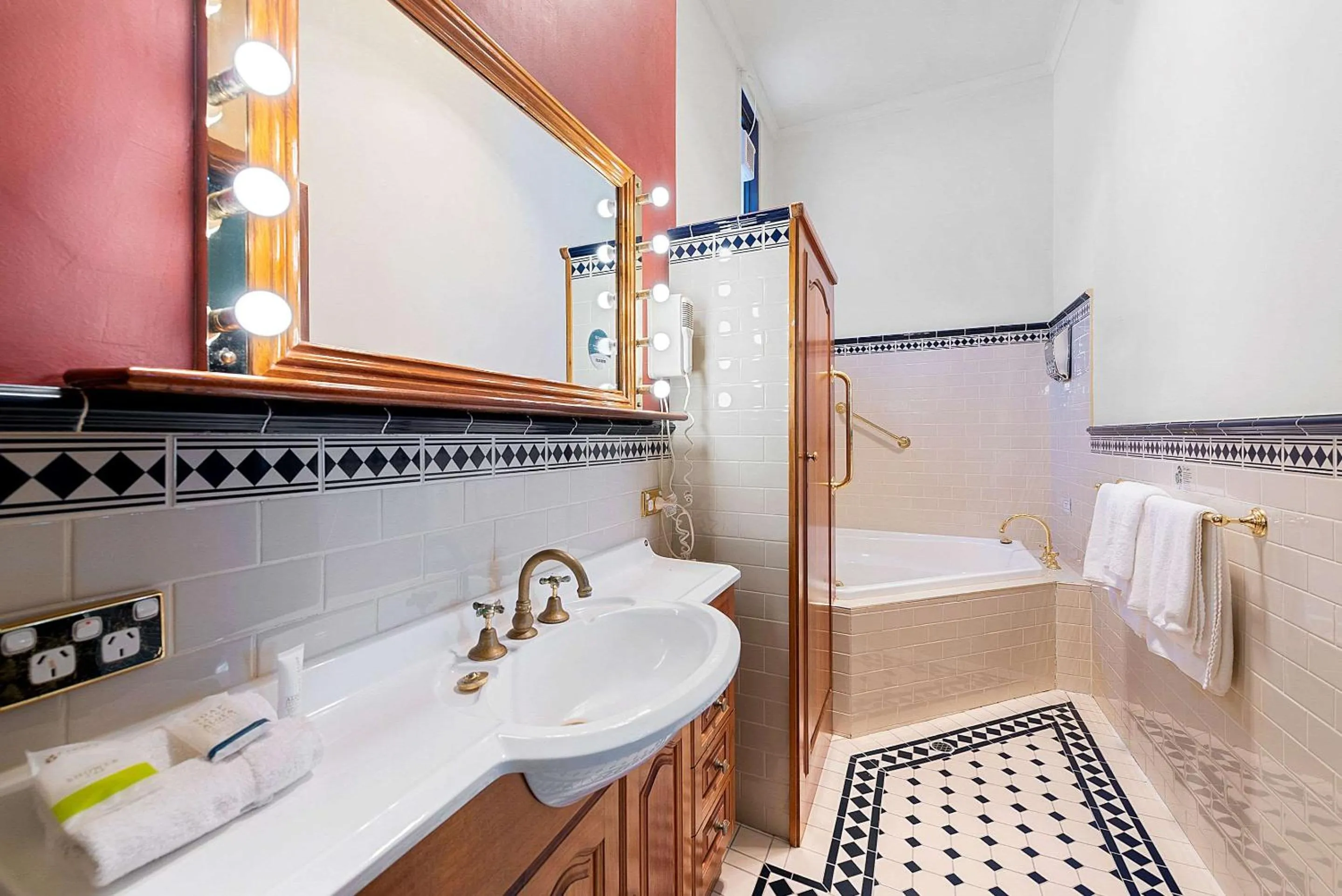 Bedroom in Quality Hotel Colonial Launceston