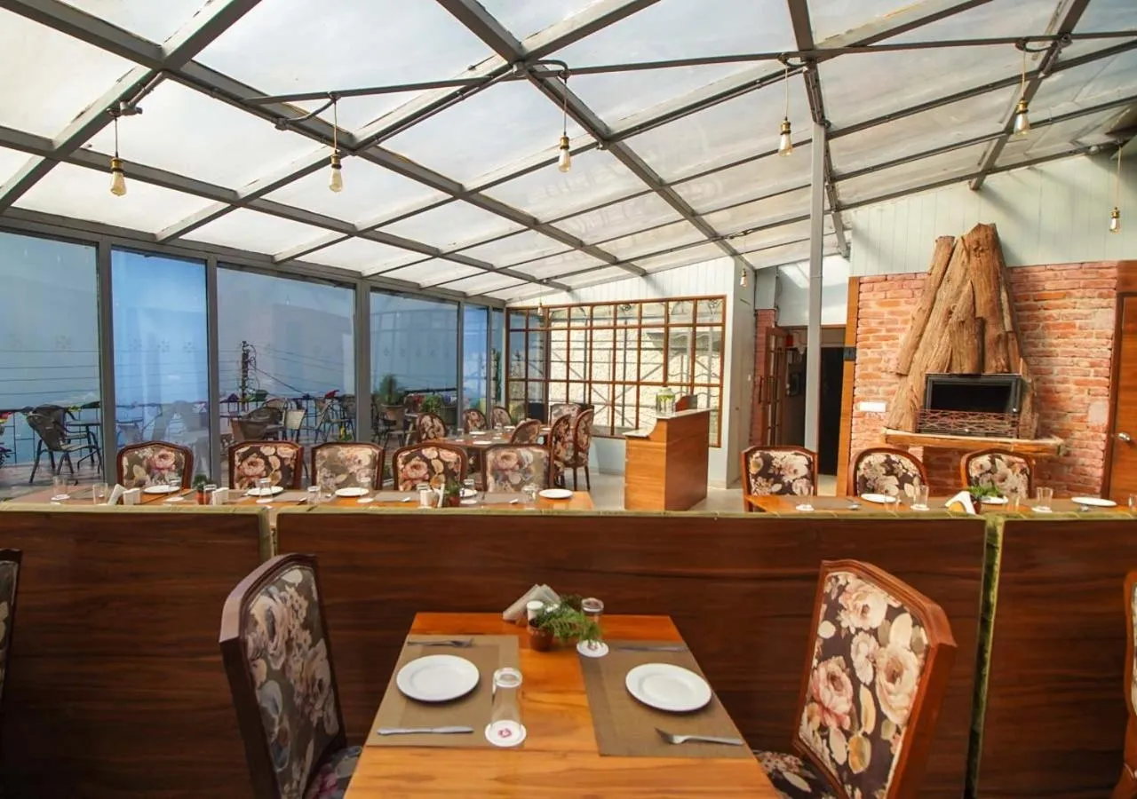 Restaurant/places to eat in Cochrane Place Hotel