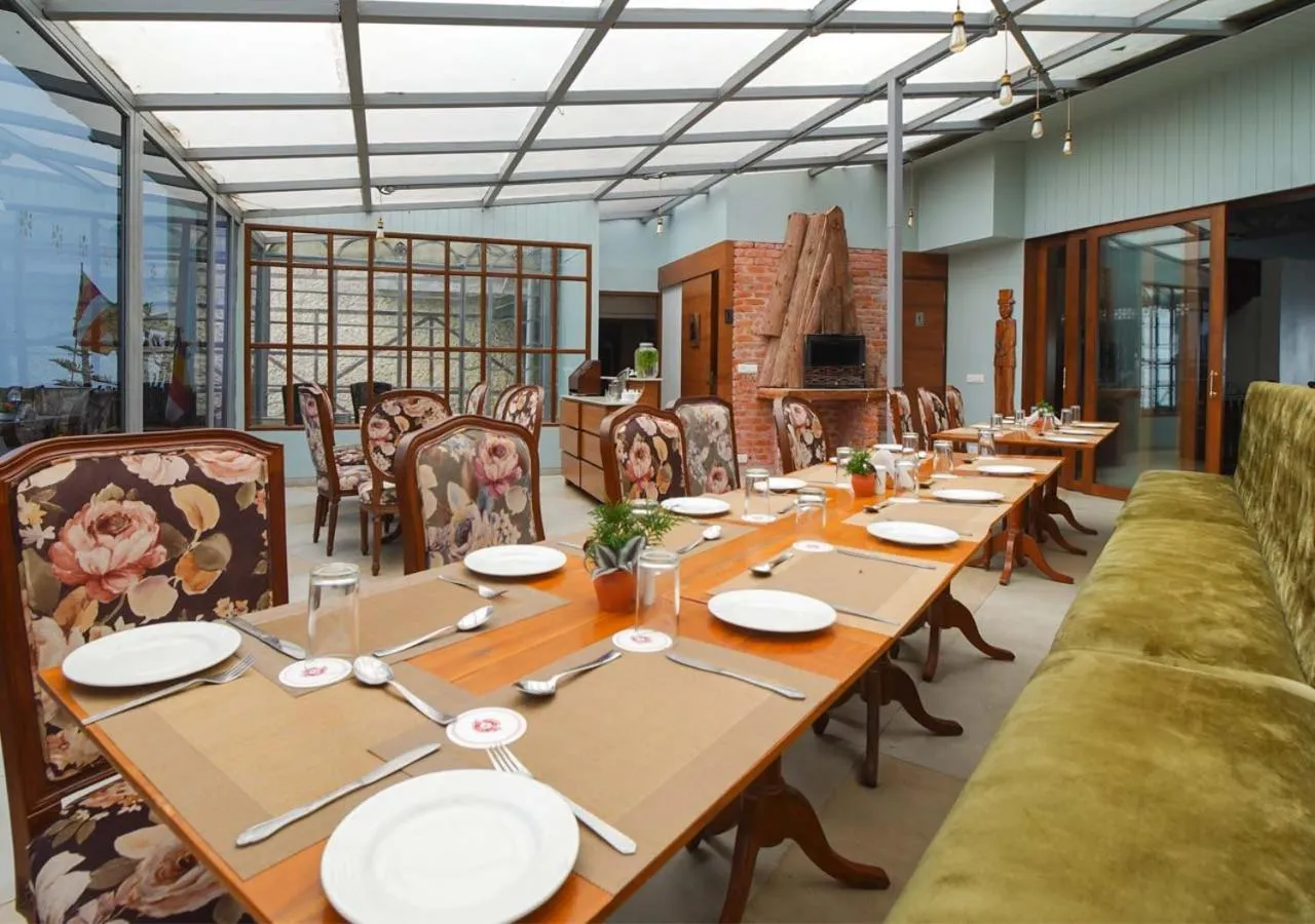 Restaurant/places to eat in Cochrane Place Hotel