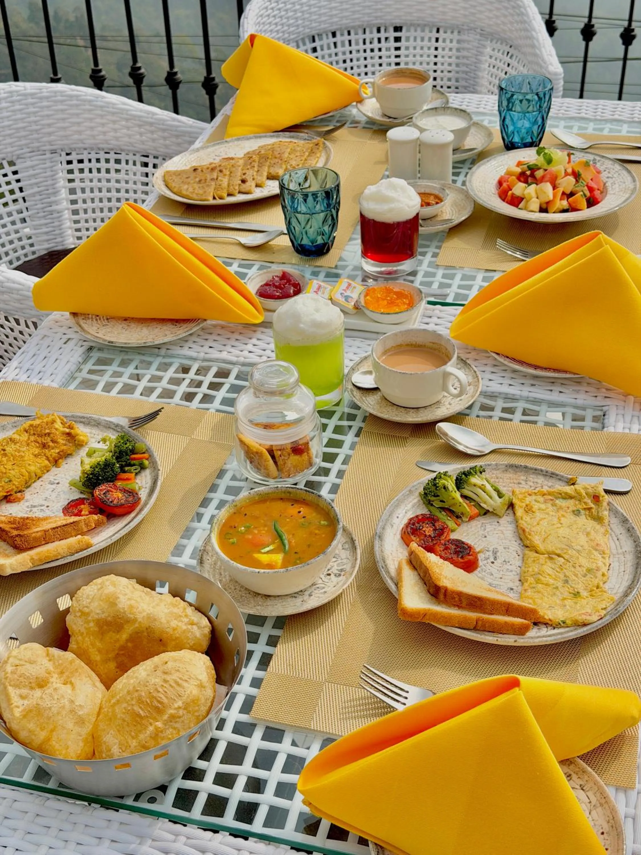 Food and drinks in Cochrane Place By Teesta Hotels