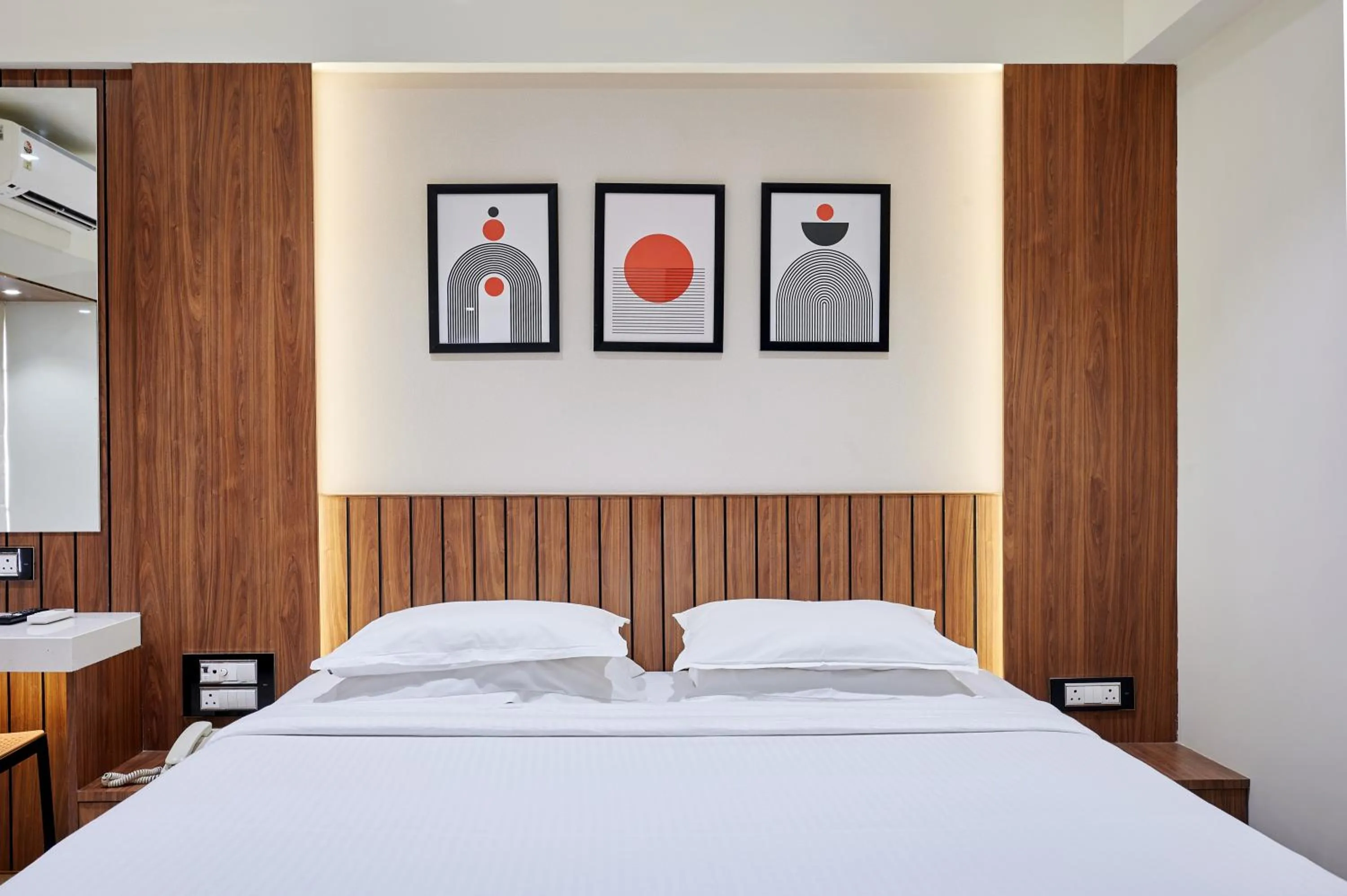 Bed in Hotel Karl Residency