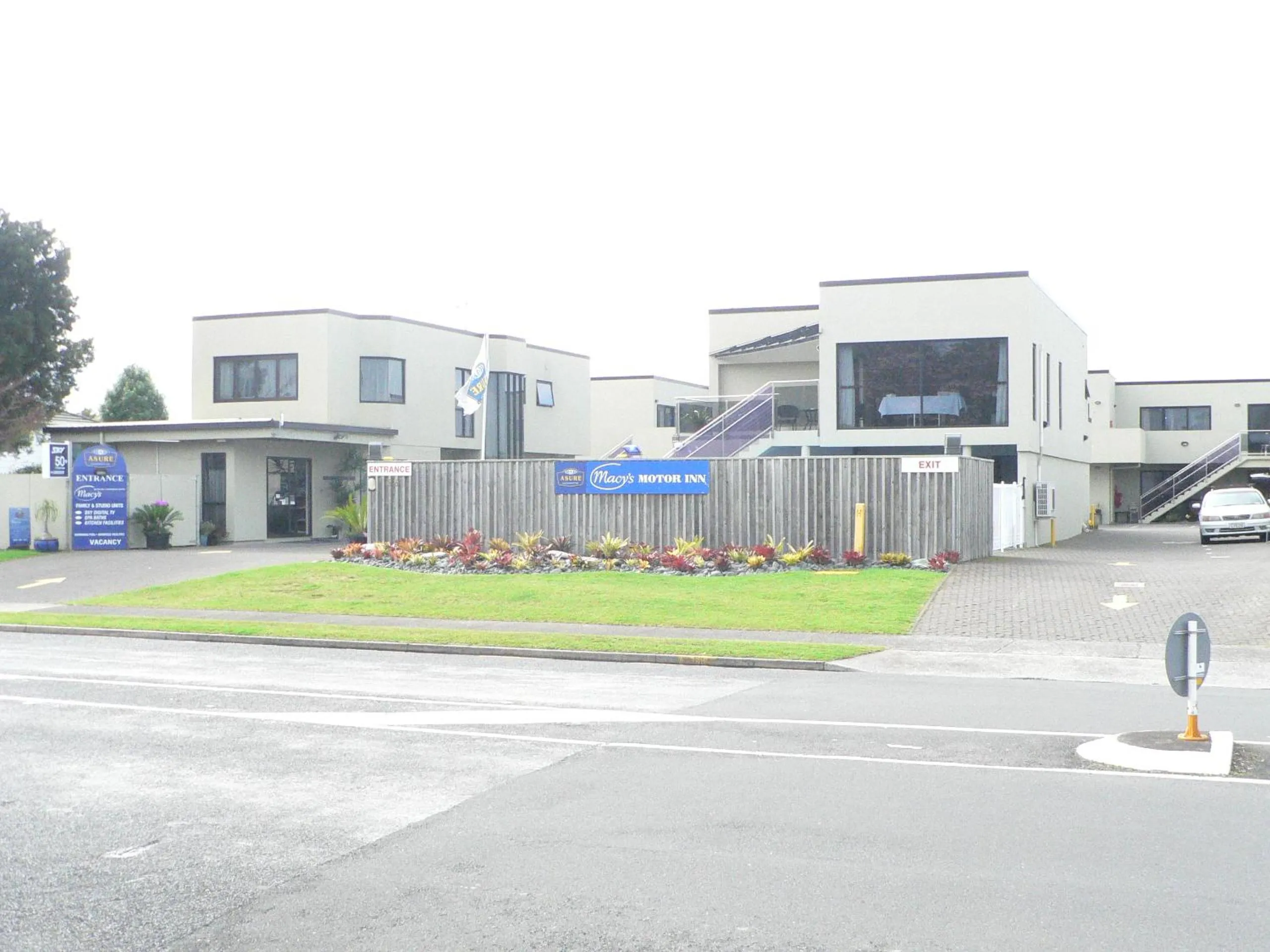 Facade/entrance in ASURE Macy's Motor Inn