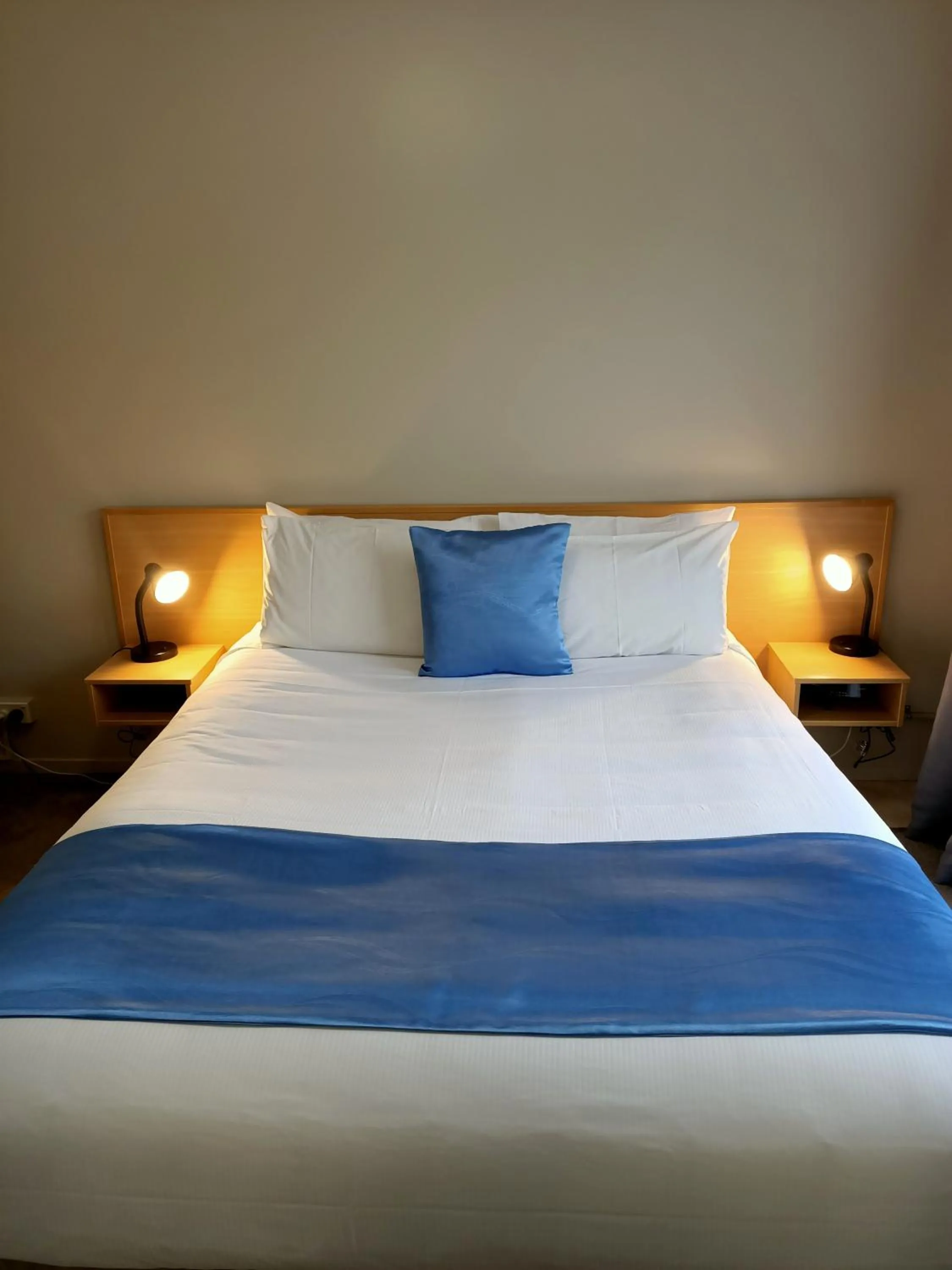 Bedroom, Bed in ASURE Macy's Motor Inn