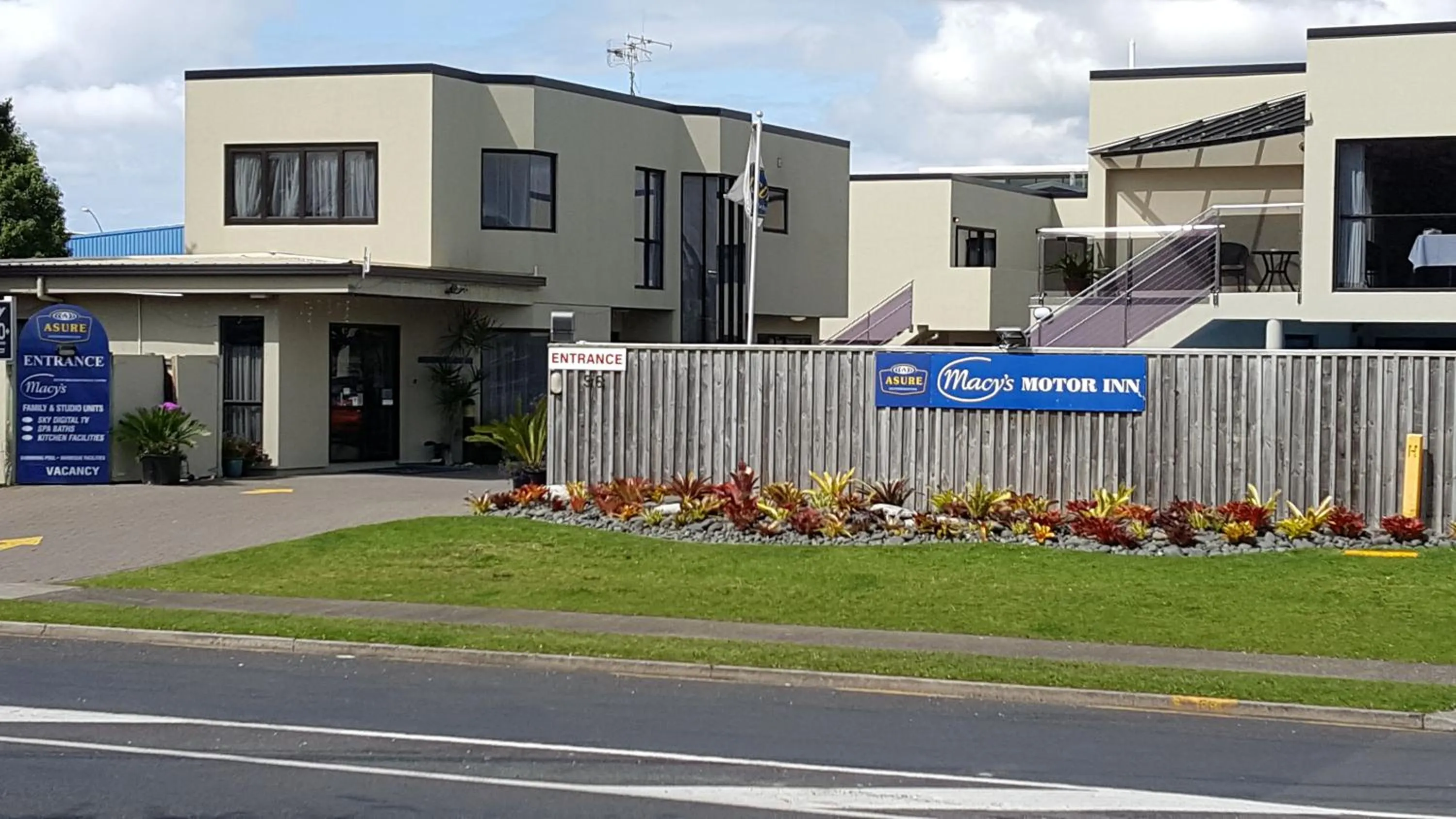Facade/entrance in ASURE Macy's Motor Inn