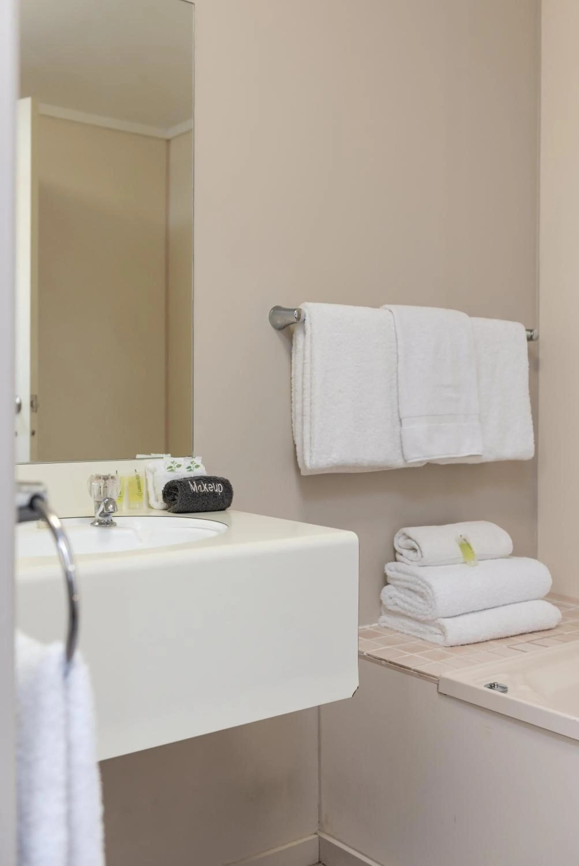 towels in ASURE Macy's Motor Inn