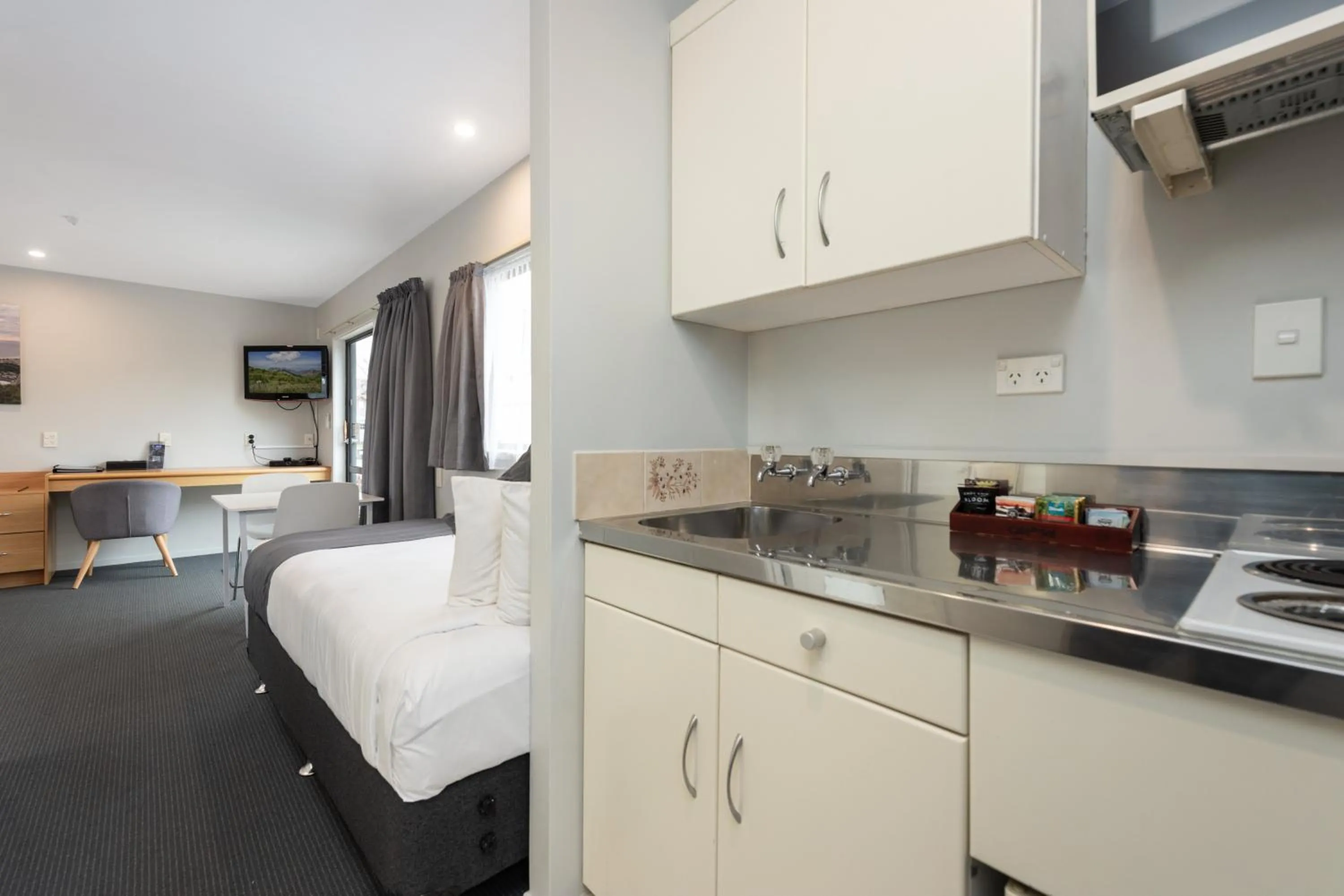 TV and multimedia, Bed in ASURE Macy's Motor Inn