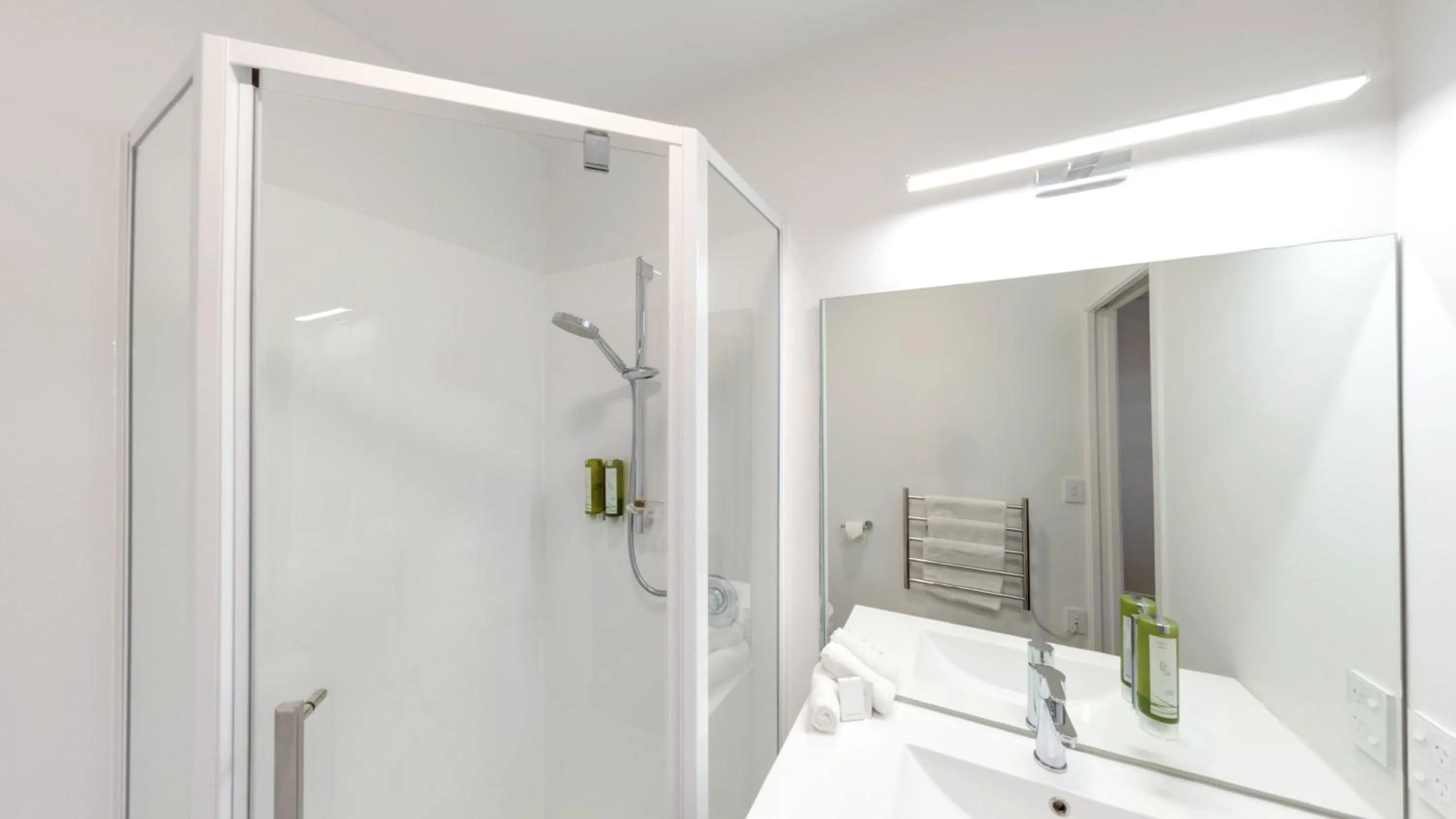 Shower in Beachfront Hotel Hokitika