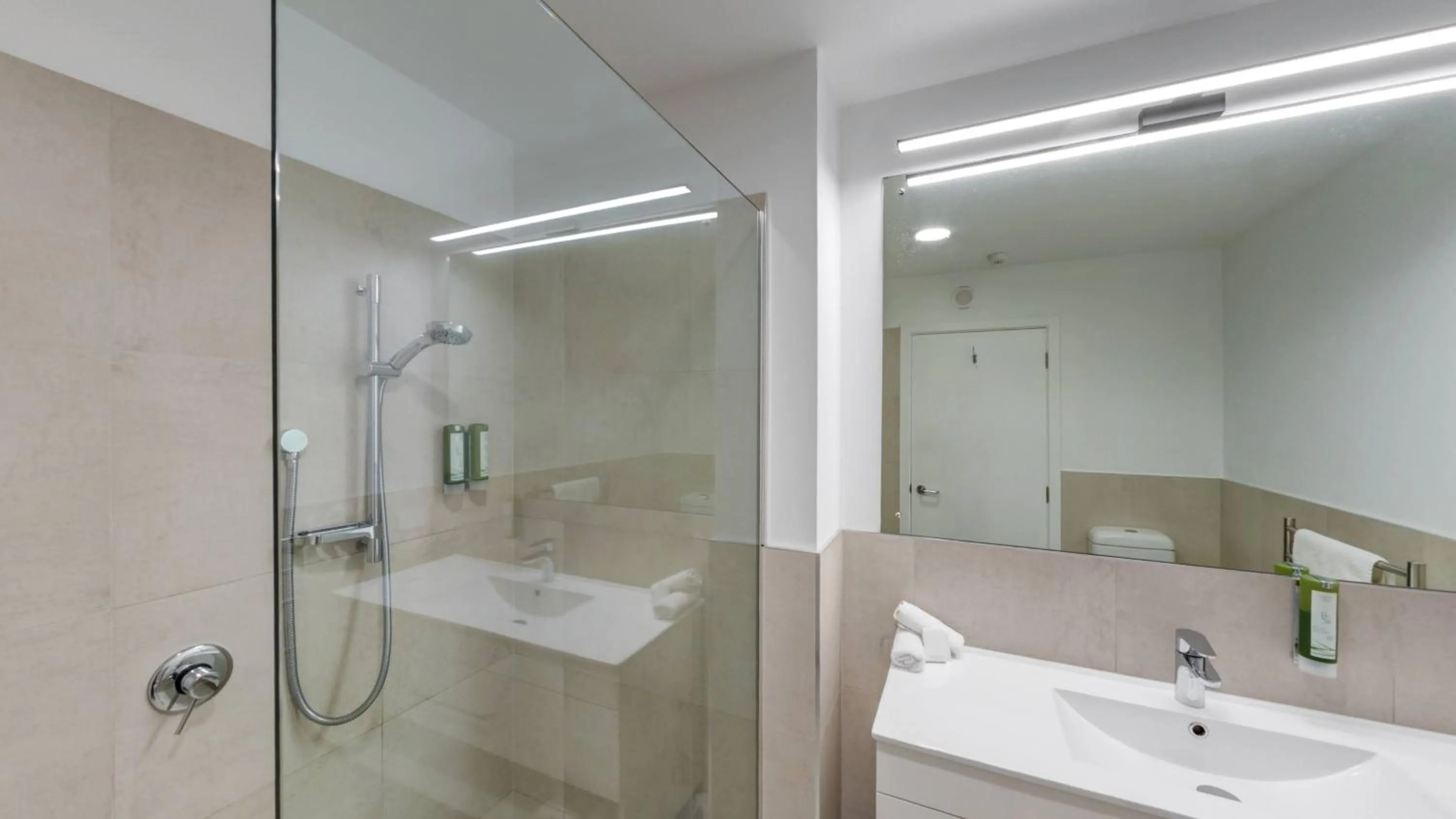 Shower in Beachfront Hotel Hokitika