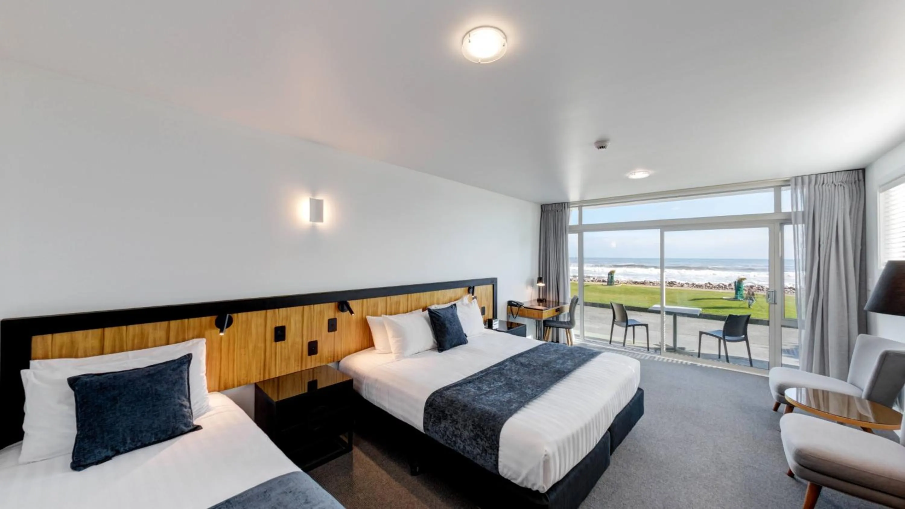 Photo of the whole room, Bed in Beachfront Hotel Hokitika