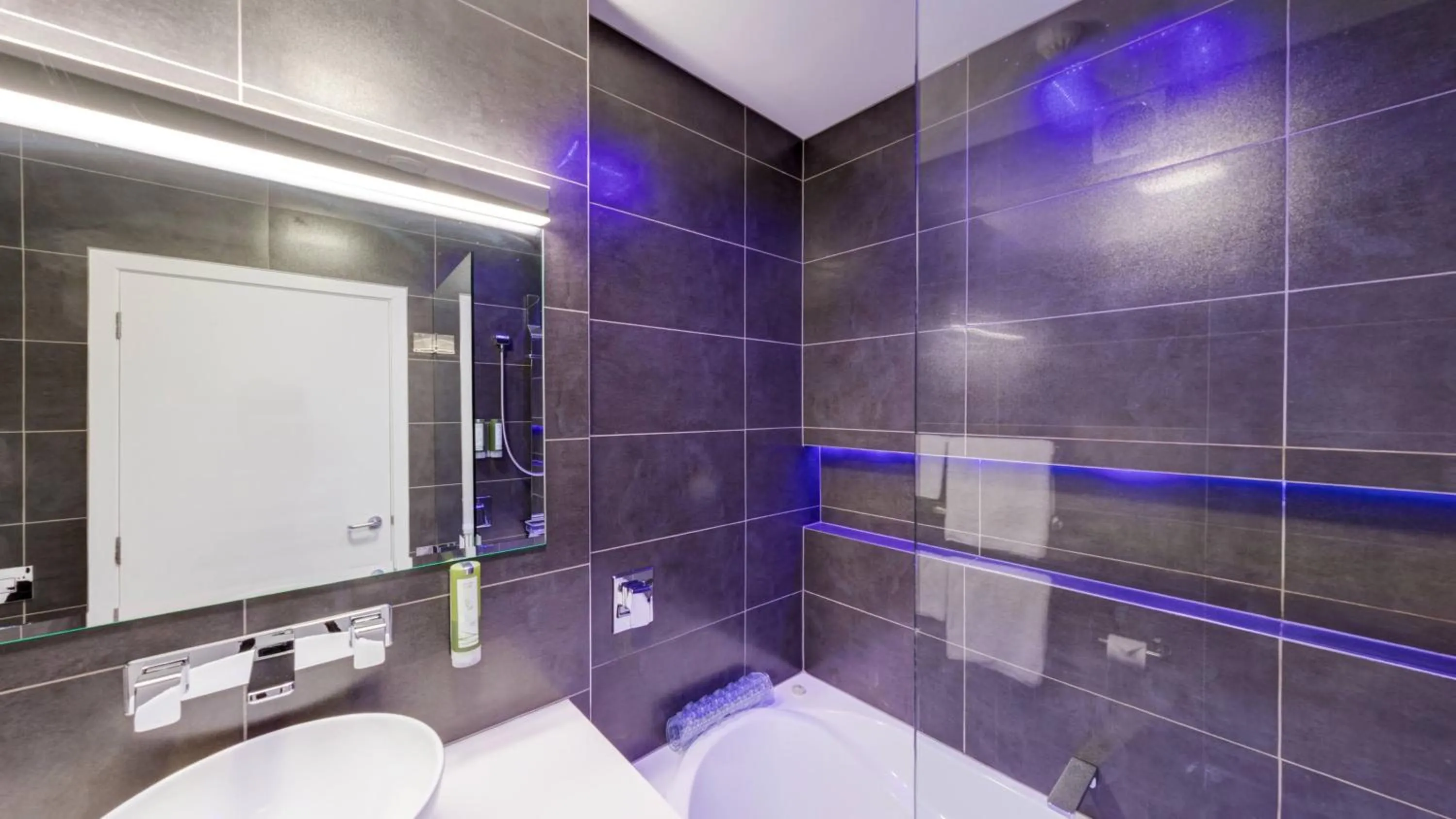 Shower in Beachfront Hotel Hokitika