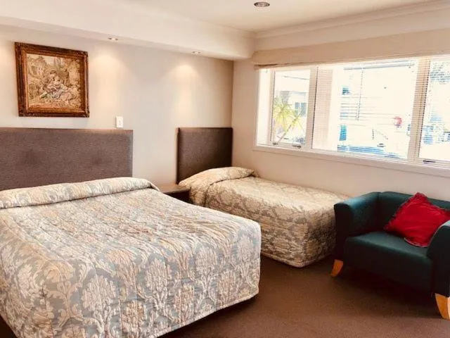 Bed in Phoenix Palm Motel