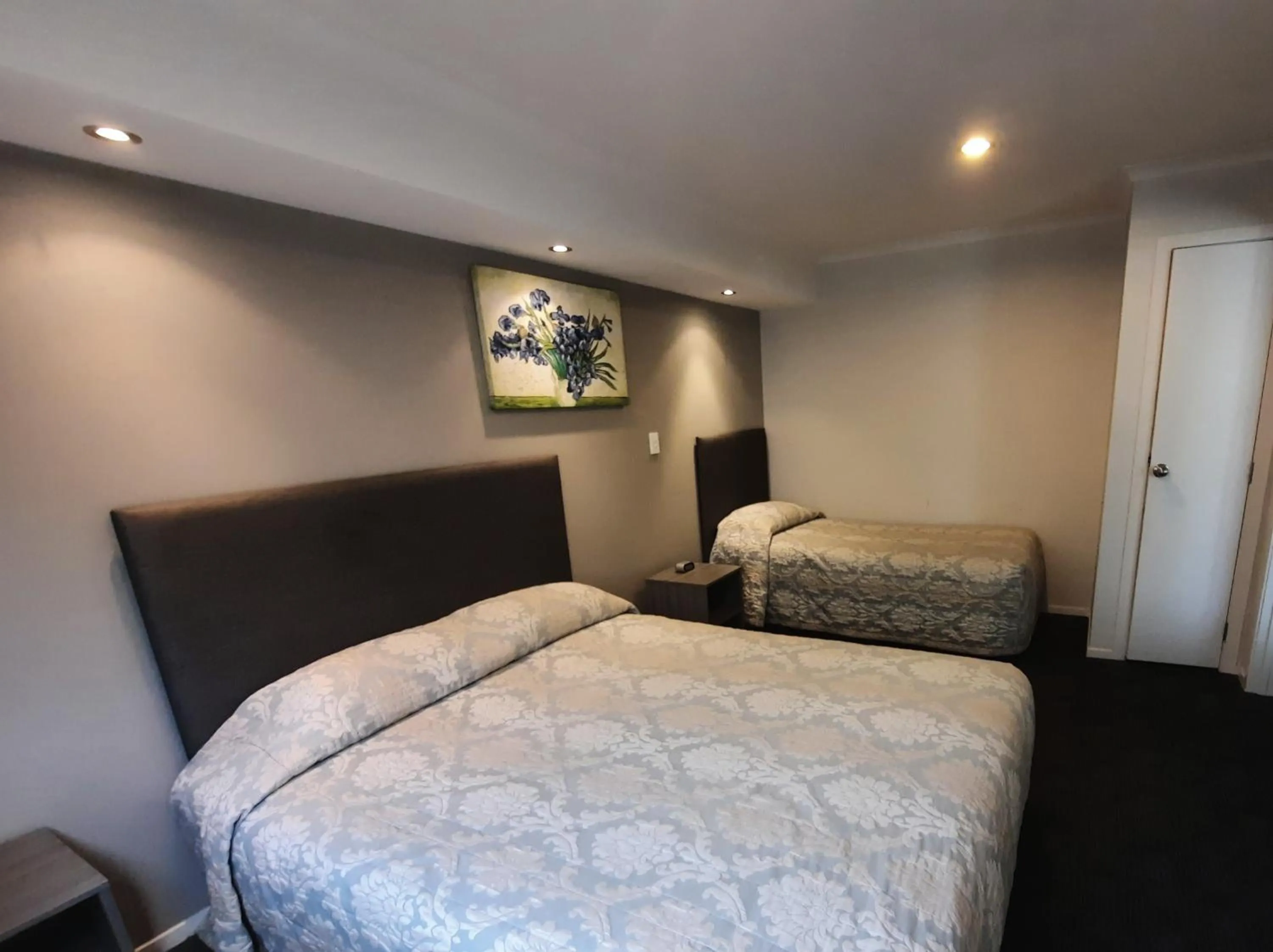 Bed in Phoenix Palm Motel