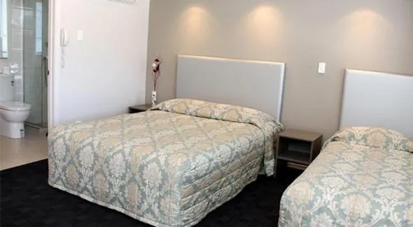 Bed in Phoenix Palm Motel