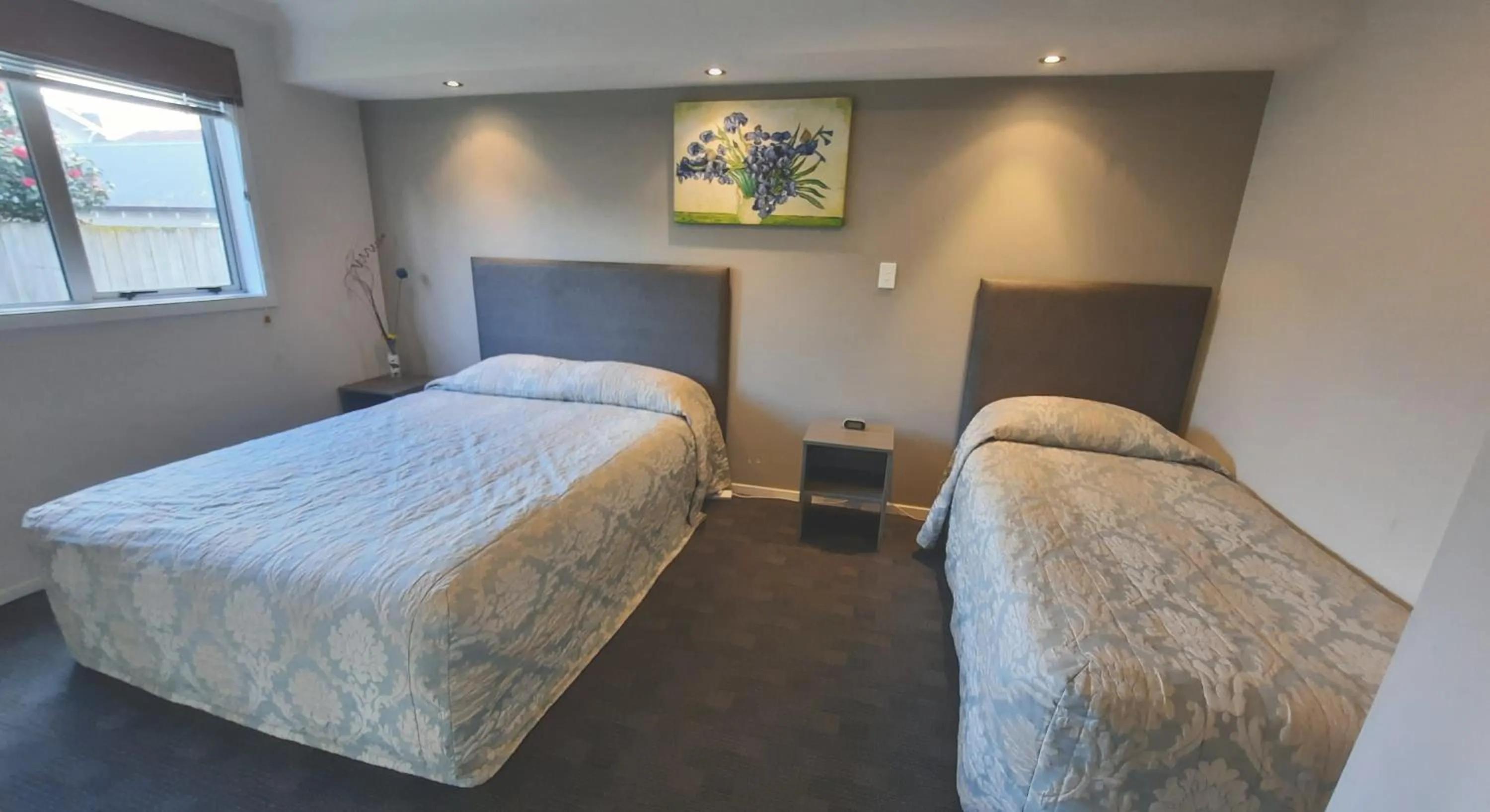 Bed in Phoenix Palm Motel