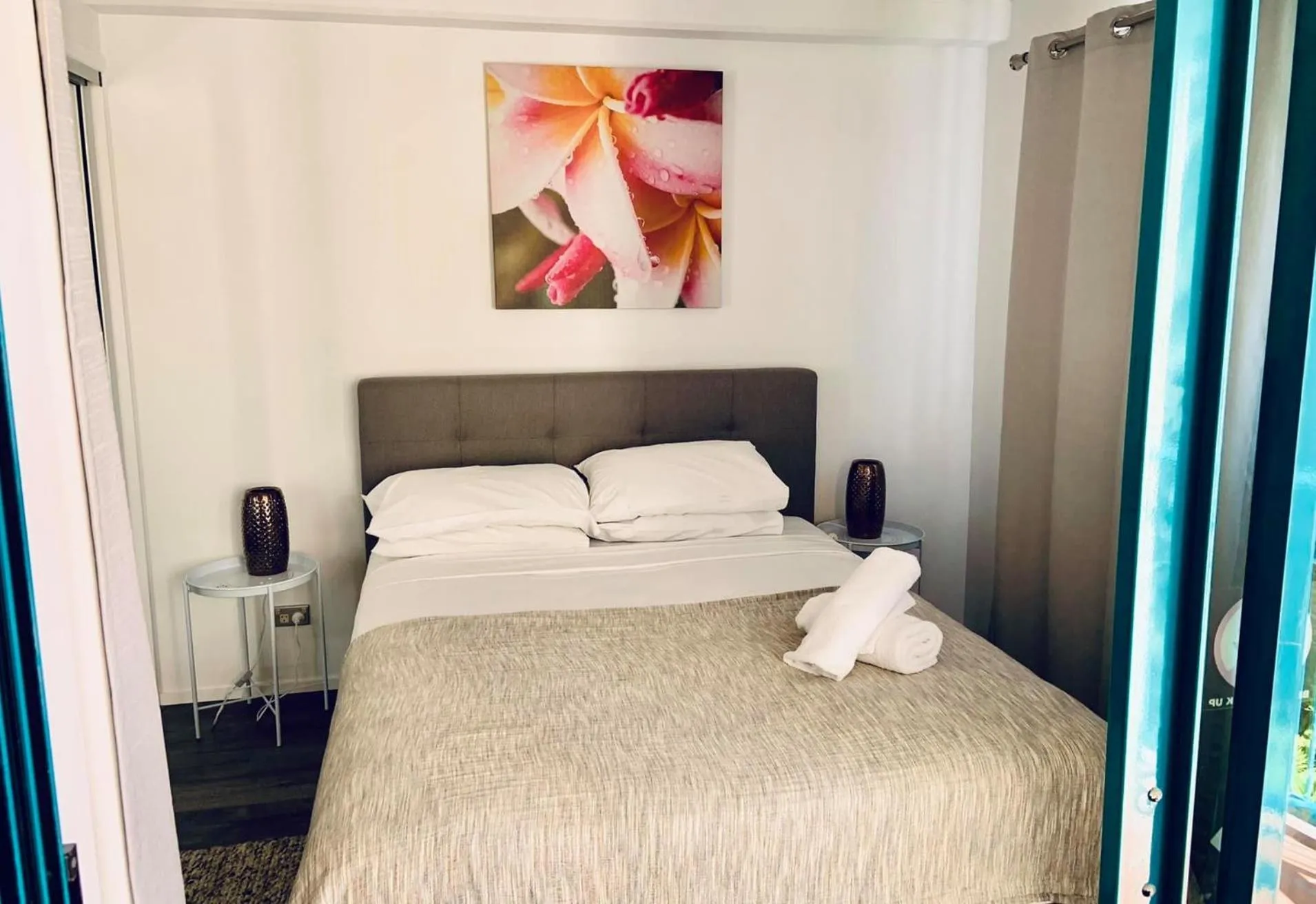 Bed in Aruba Surf Resort