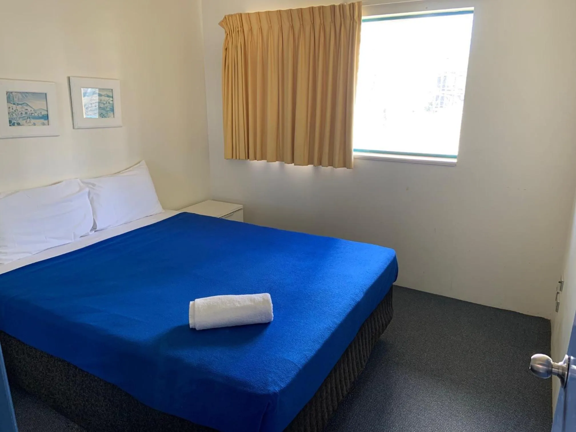 Bed in Aruba Surf Resort