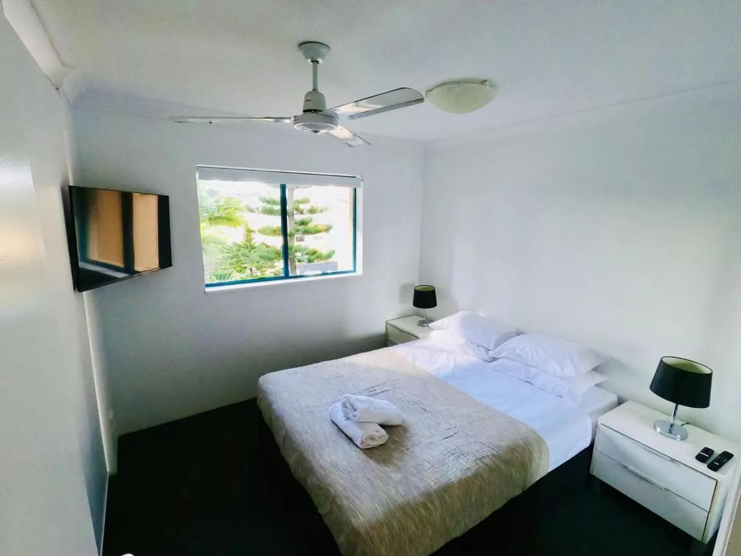 Bed in Aruba Surf Resort