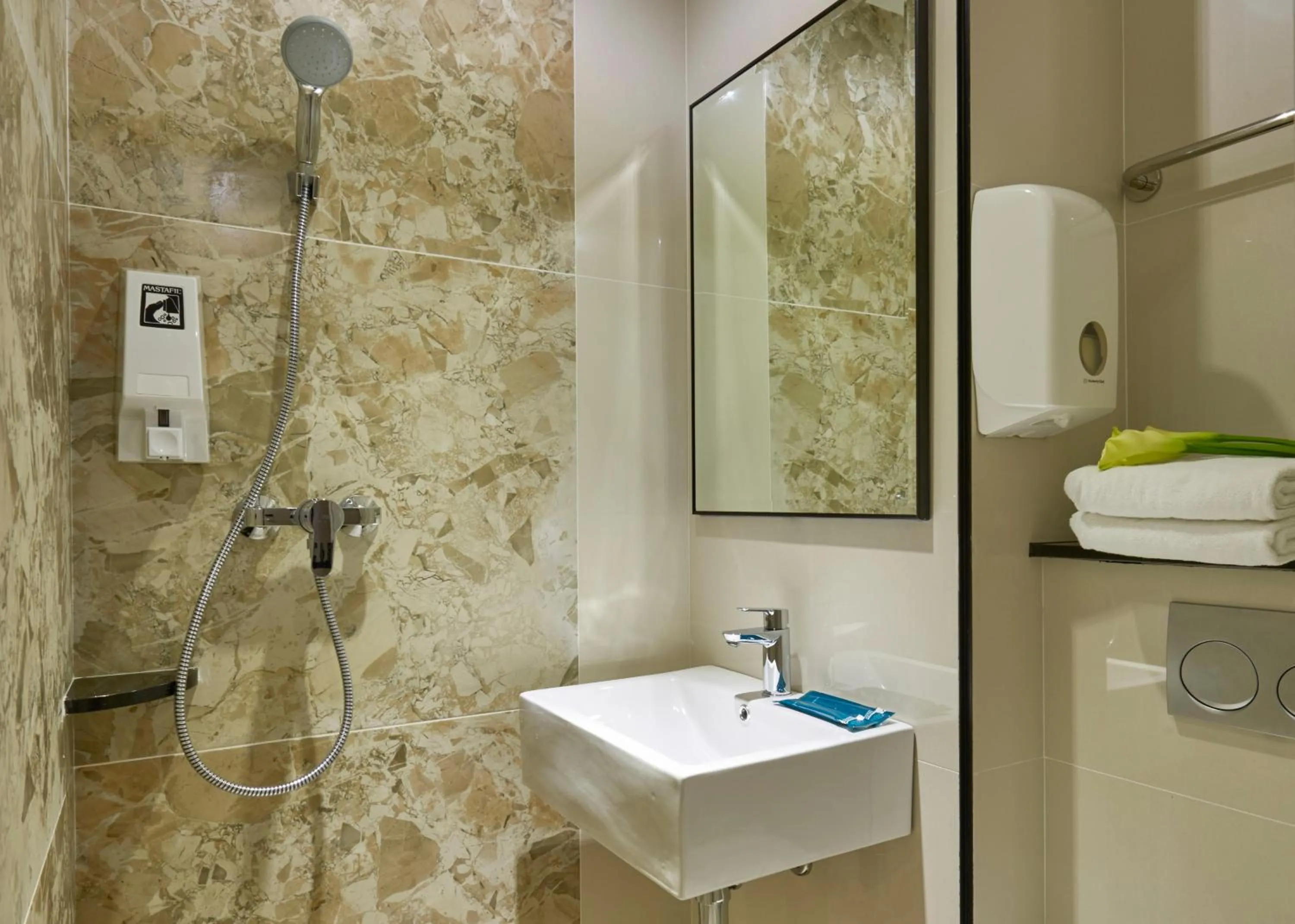 Toilet in Hotel 81 Gold