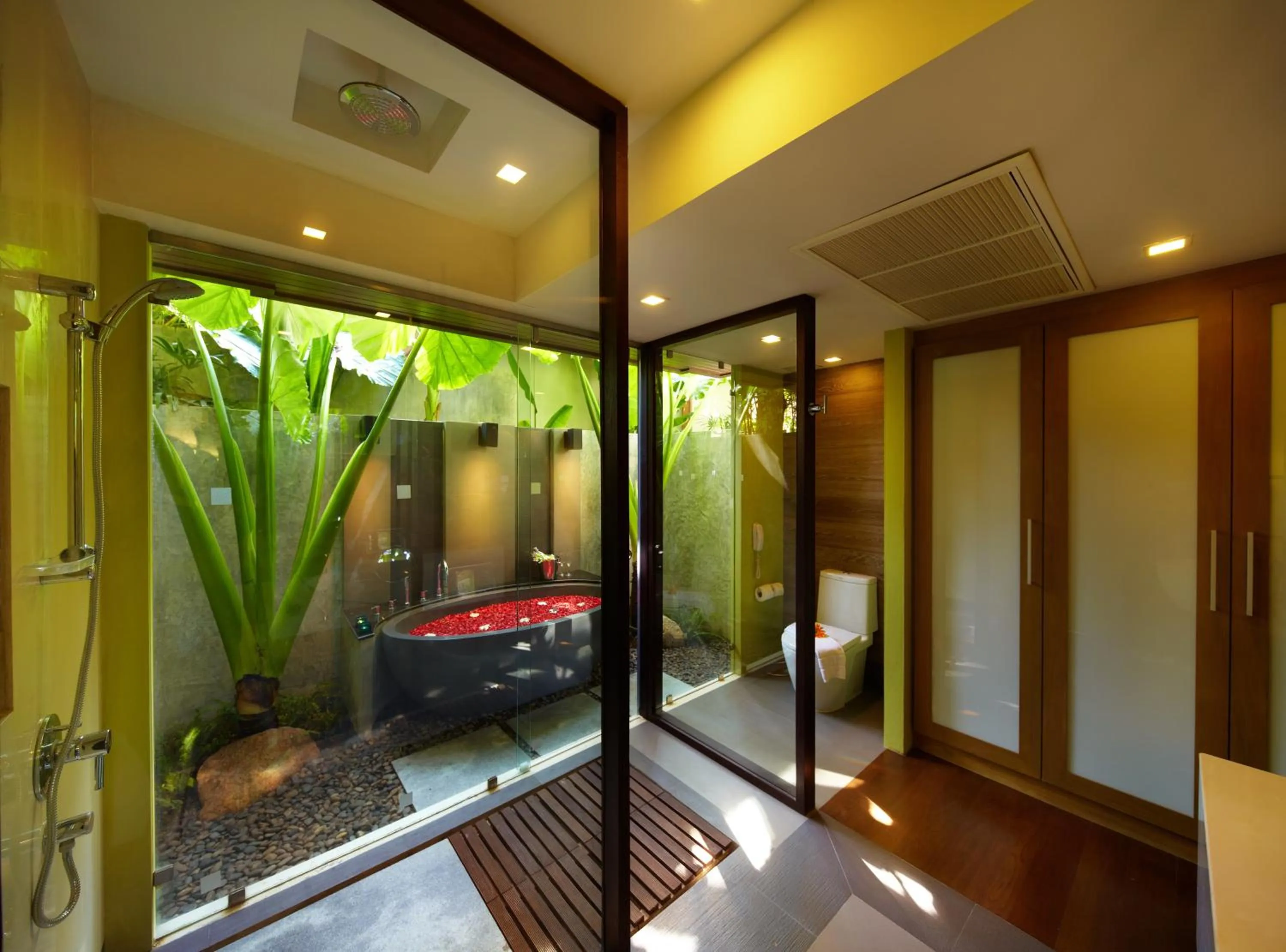 Bathroom in Chaweng Regent Beach Resort